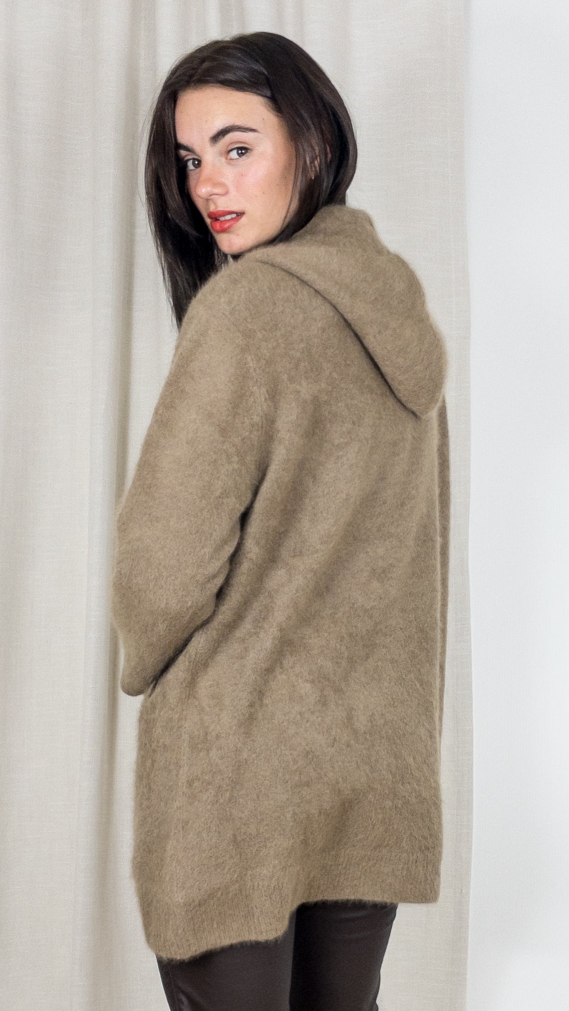 GILET LONG A CAPUCHE EN RACOON MAJESTIC FGI129 K149 BISON TAUPE