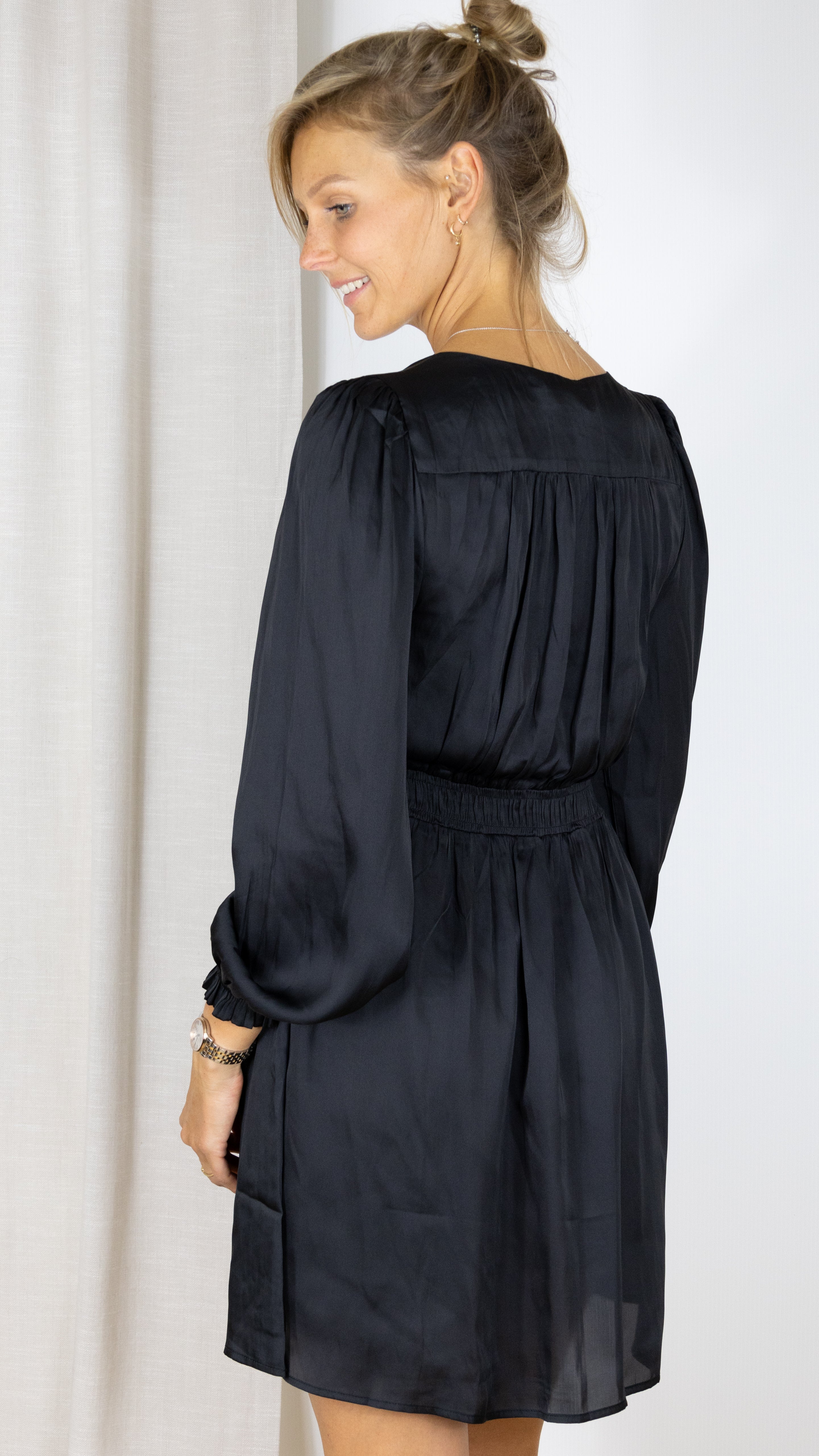 ROBE COURTE SATINEE EZIO LA PETITE ETOILE NOIR