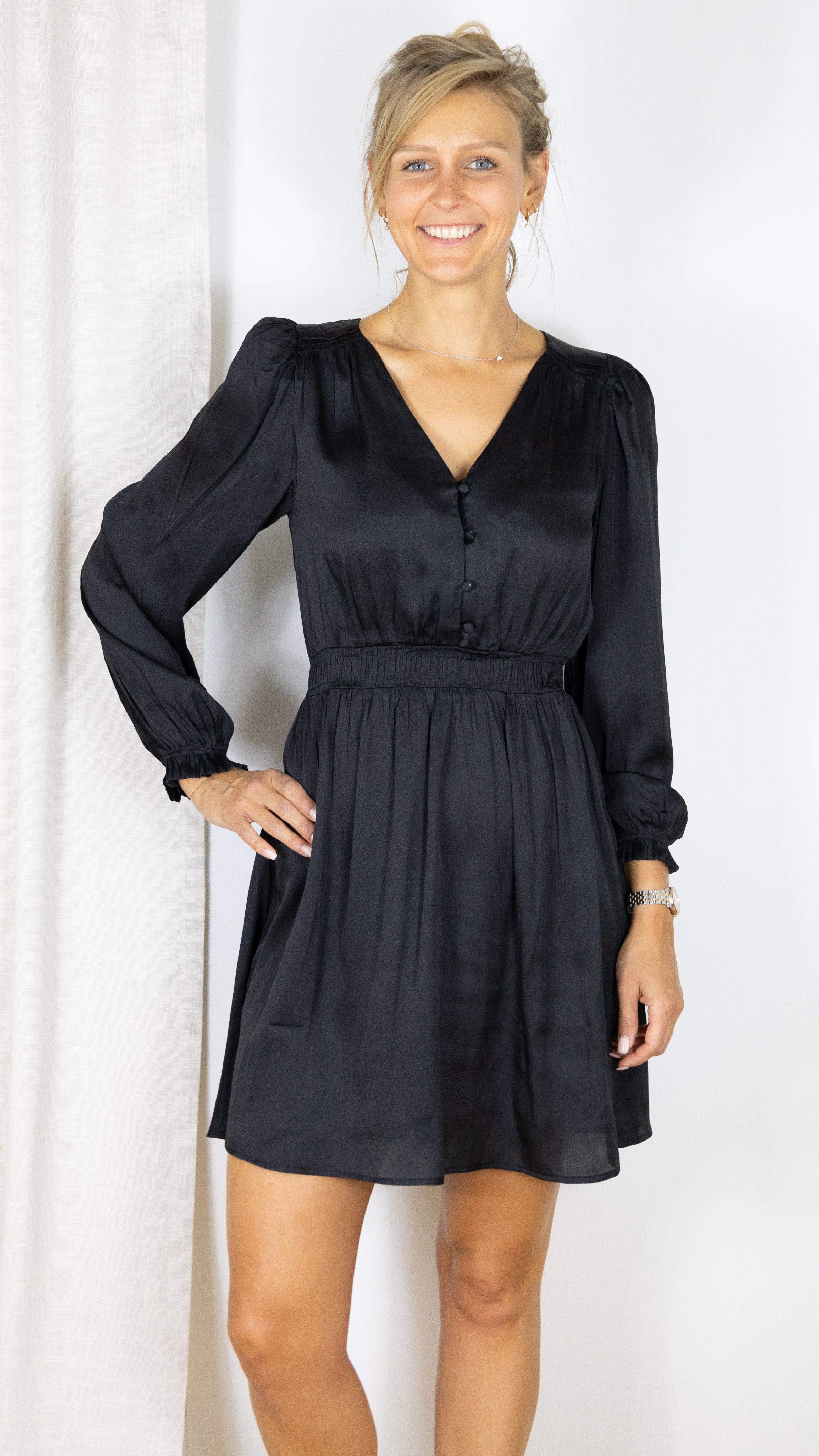 ROBE COURTE SATINEE EZIO LA PETITE ETOILE NOIR