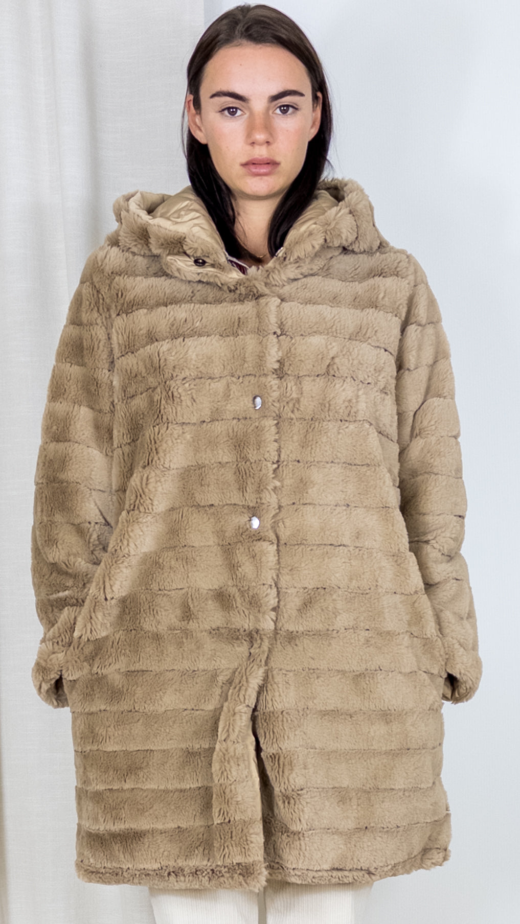 MANTEAU MI-LONG EN FAUSSE FOURRURE F5507 VOUS CAMEL`