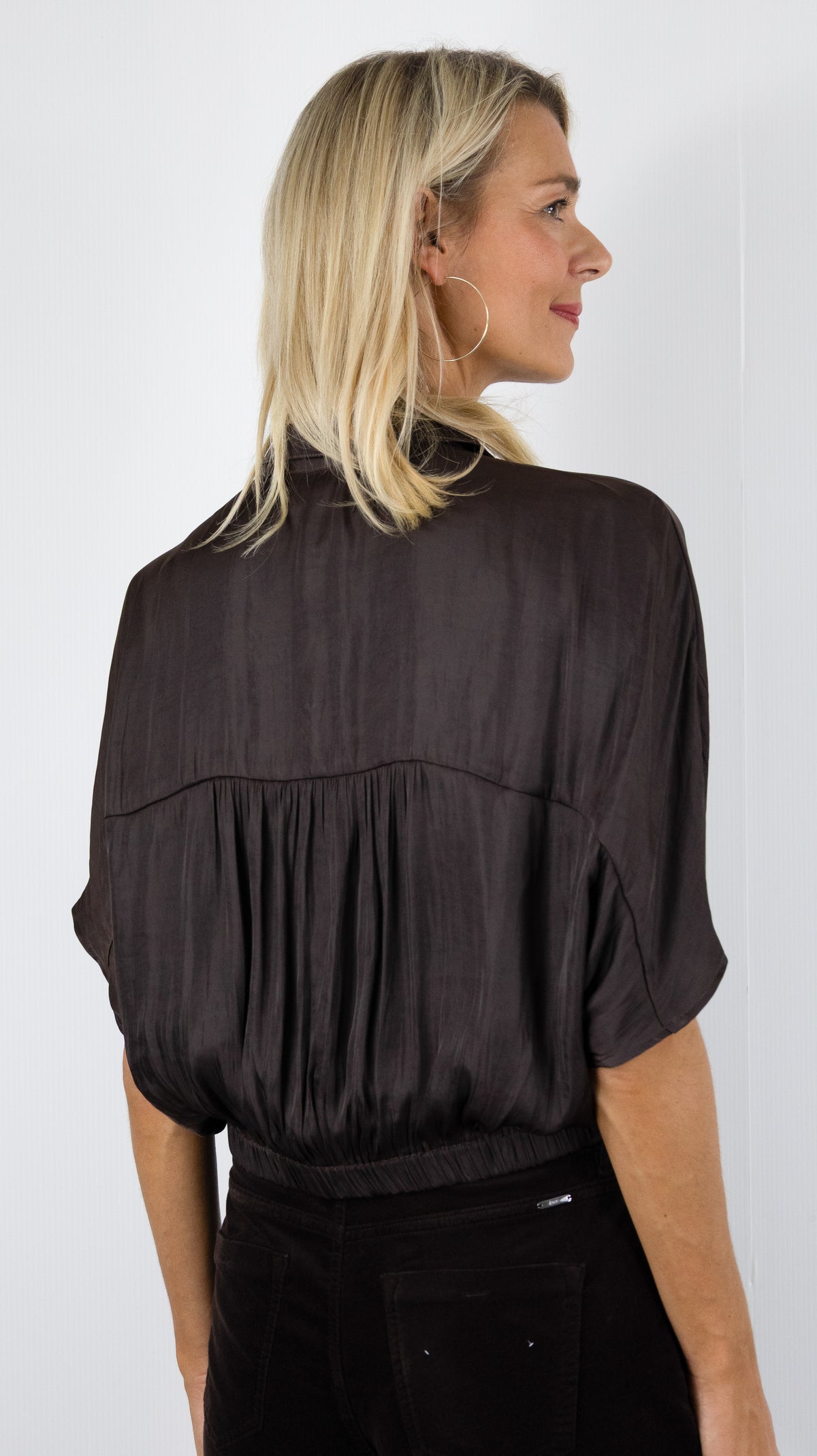 BLOUSE NOUEE AMPLE SATINEE CHOKLATE CK086051COLOR_CHOCO