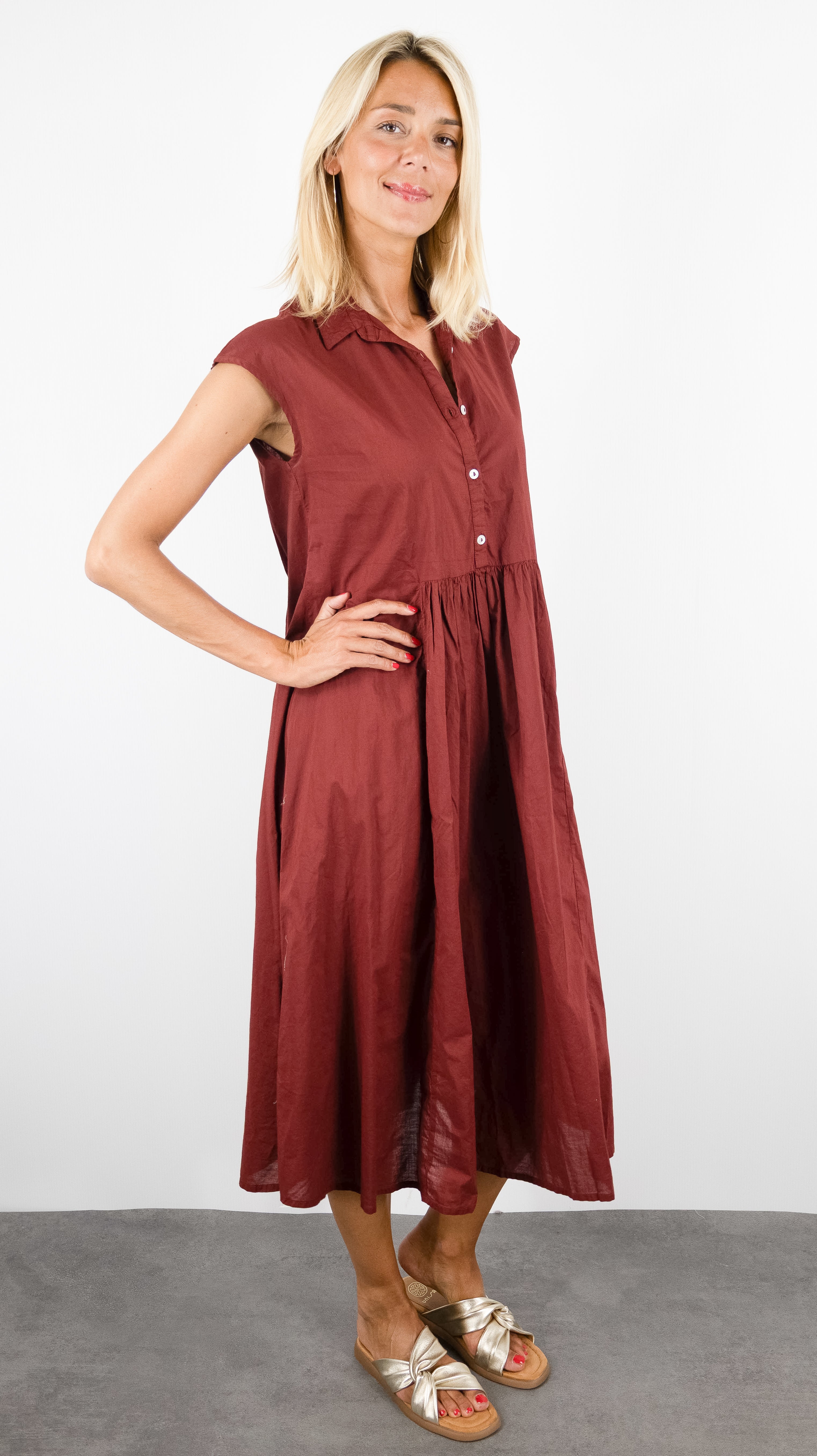 ROBE SANS MANCHES COUPE CHEMISIER EN COTON COLORES 1501.00#COLOR_SYRAH/BRIQUE