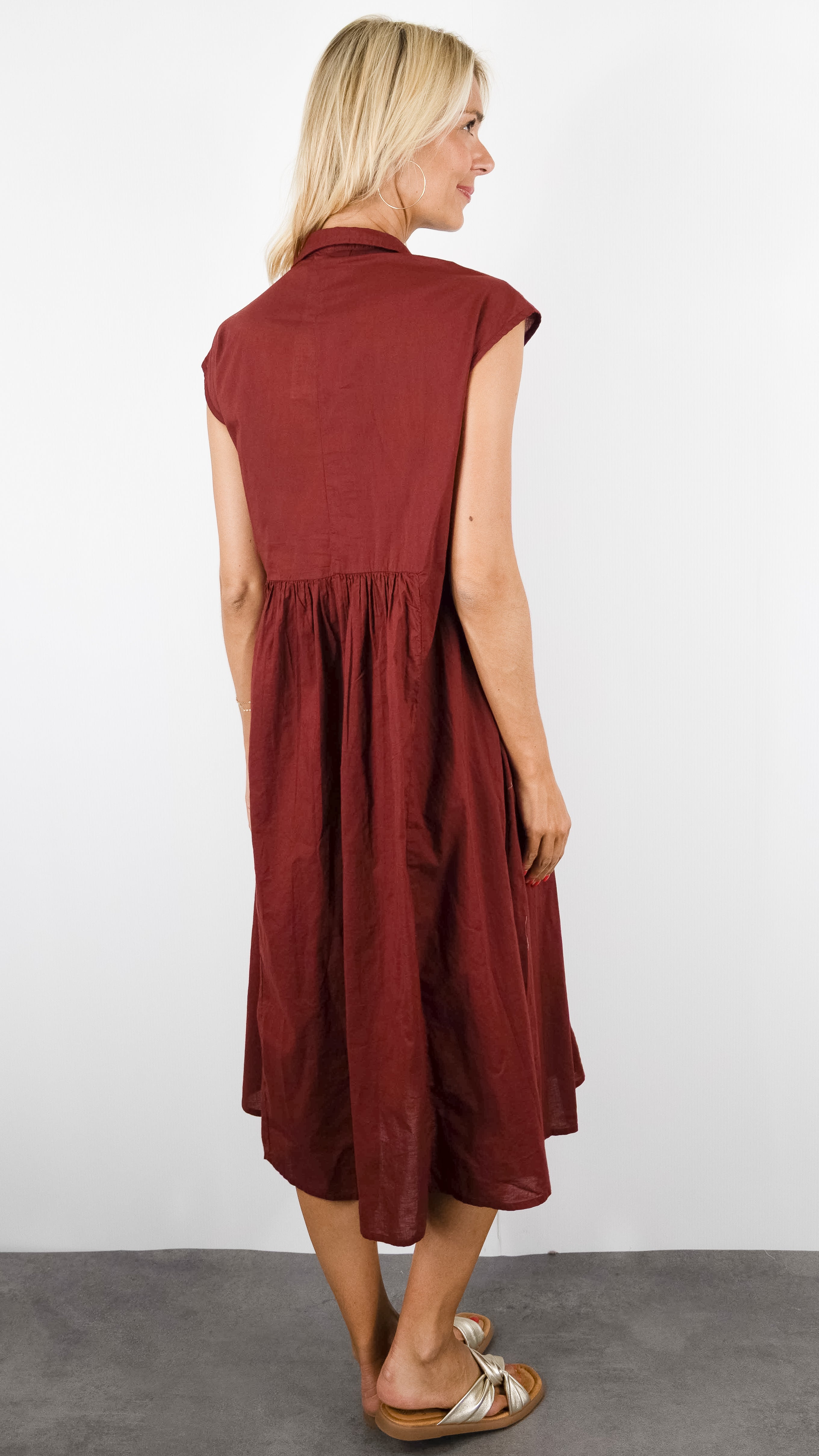 ROBE SANS MANCHES COUPE CHEMISIER EN COTON COLORES 1501.00#COLOR_SYRAH/BRIQUE