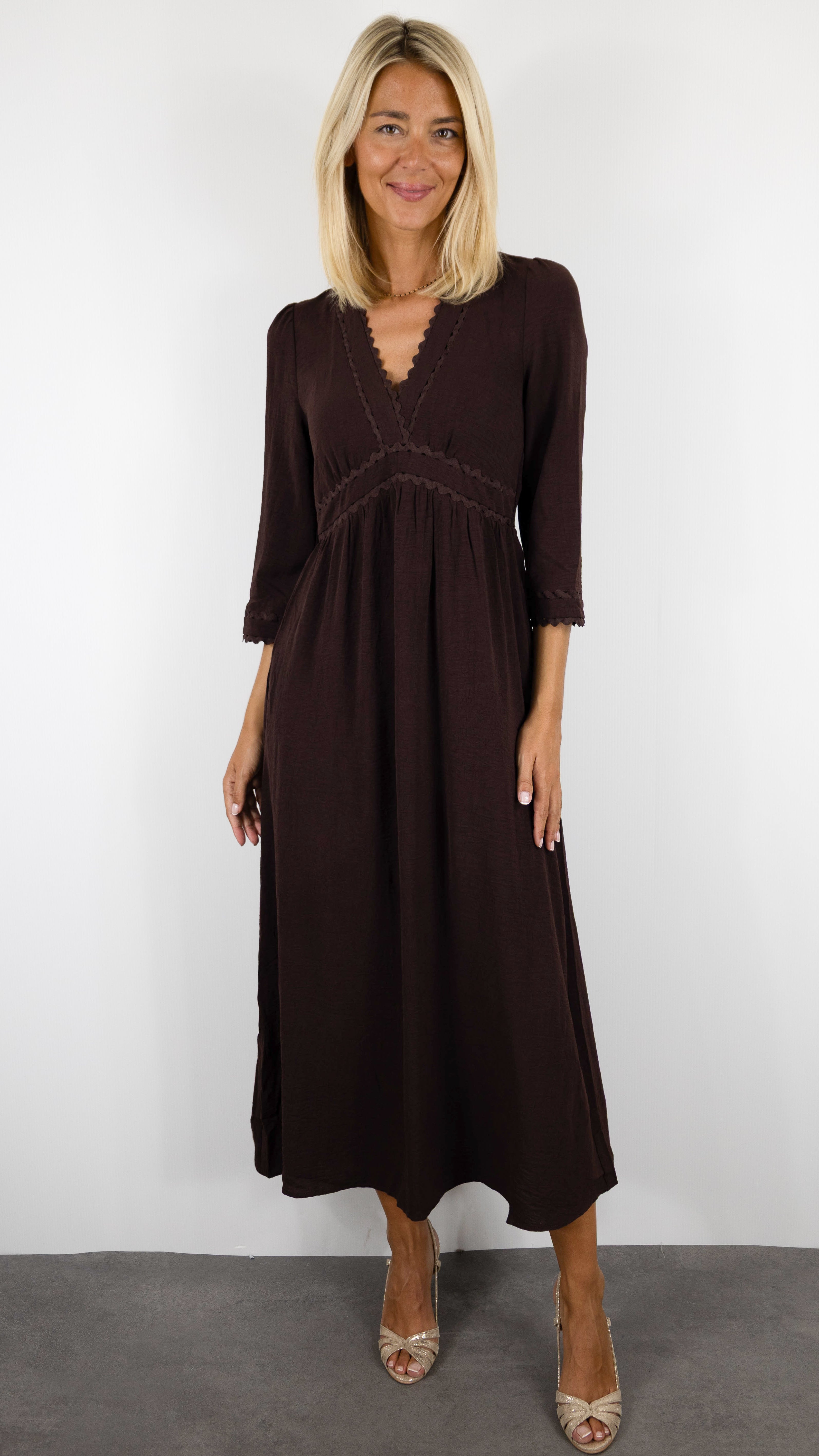 ROBE LONGUE COL V GARNI MAJOLICA 29449#COLOR_CHOCO