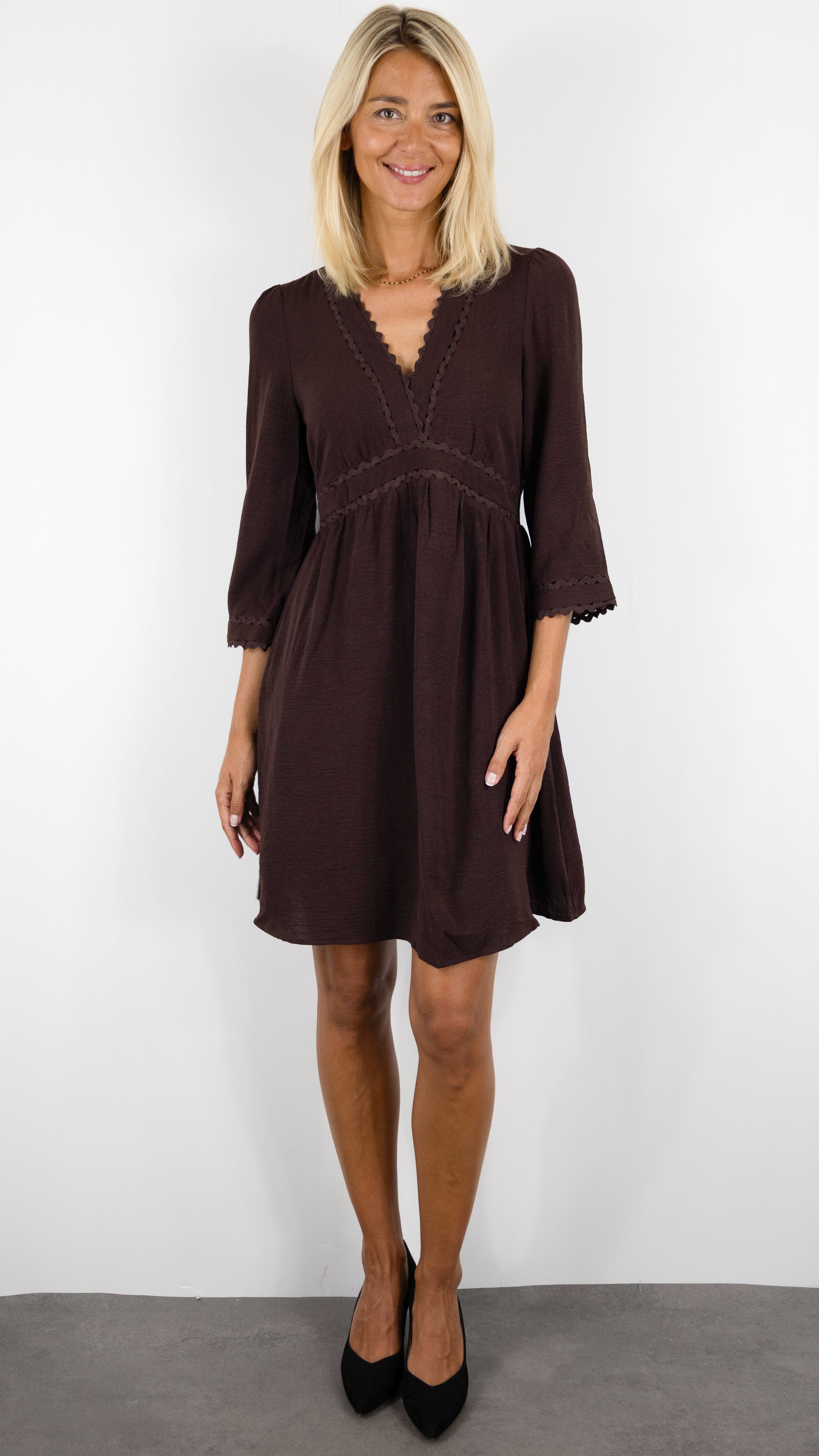 ROBE COURTE COL V ET POIGNETS GARNI POUR FEMME MAJOLICA 29450#COLOR_CHOCO