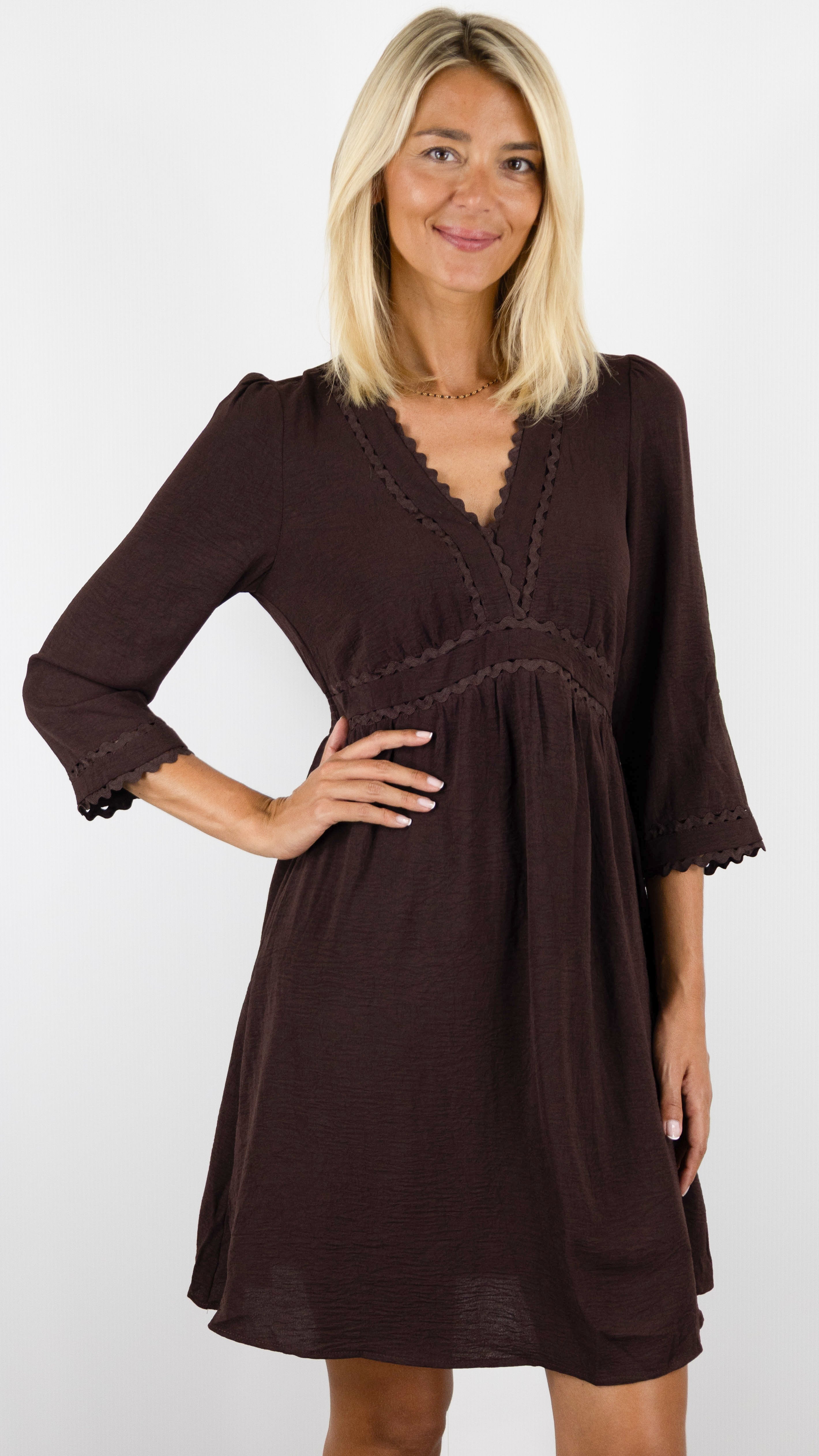ROBE COURTE COL V ET POIGNETS GARNI POUR FEMME MAJOLICA 29450#COLOR_CHOCO