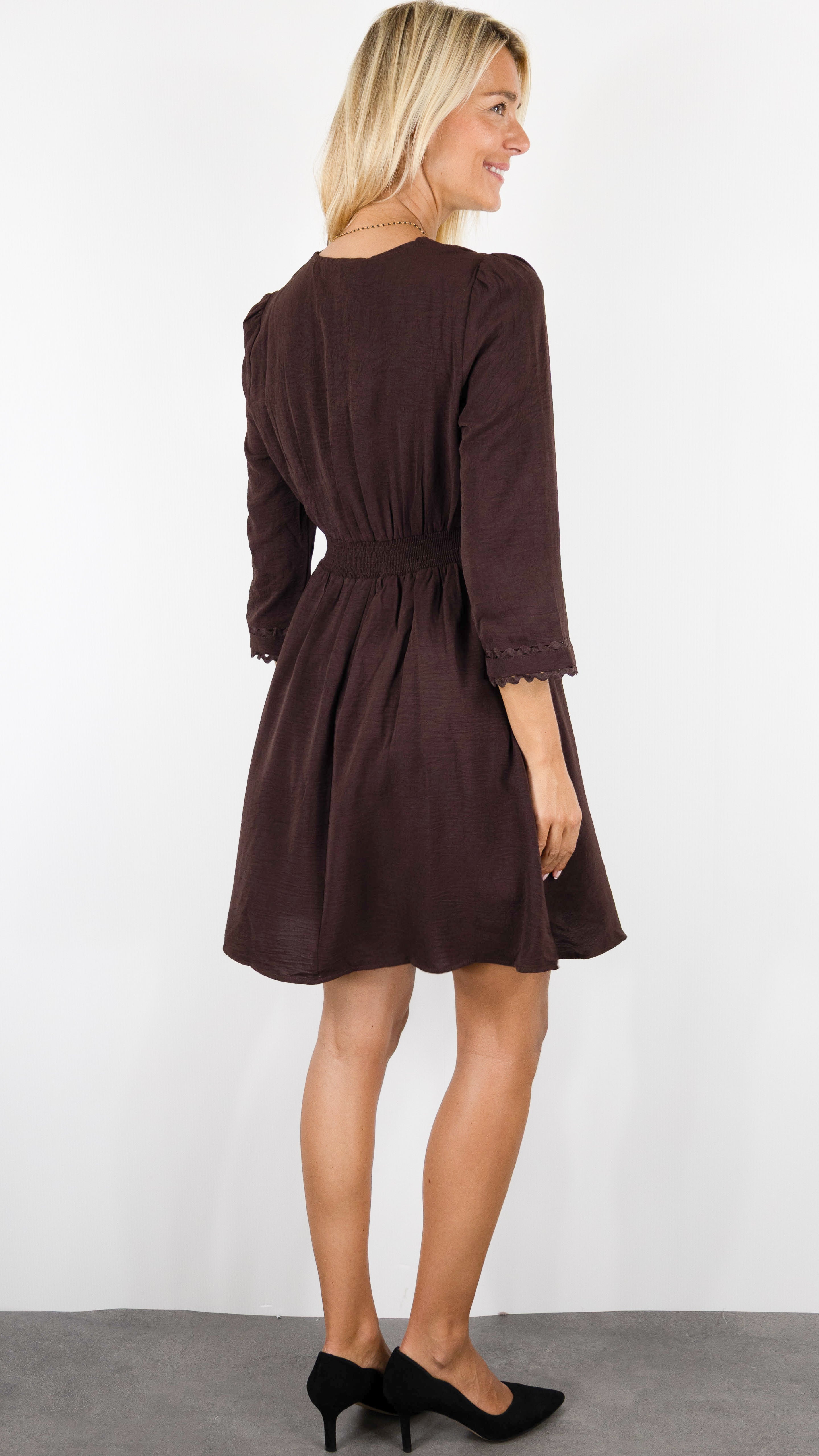 ROBE COURTE COL V ET POIGNETS GARNI POUR FEMME MAJOLICA 29450#COLOR_CHOCO