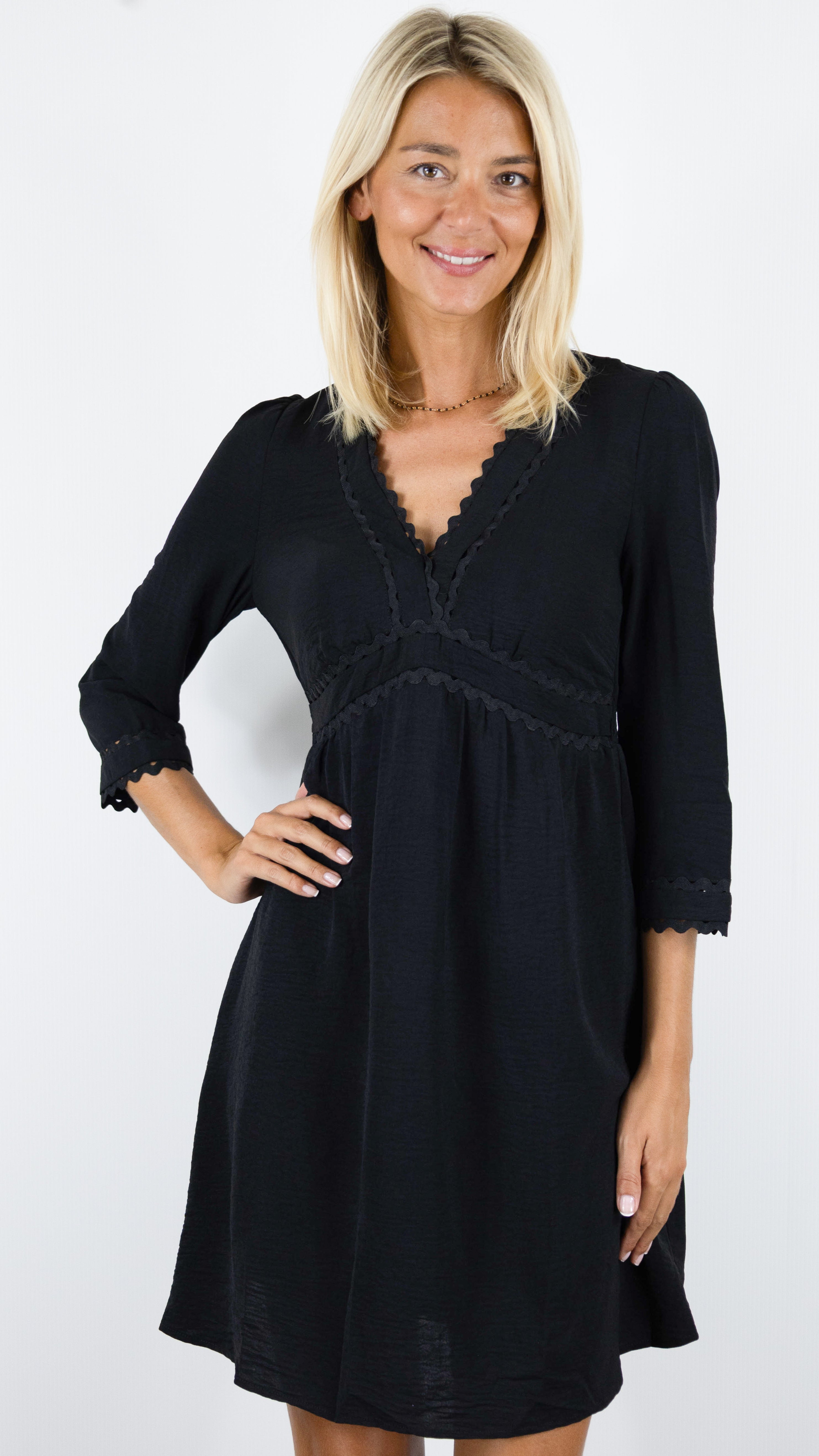 ROBE COURTE COL V ET POIGNETS GARNI POUR FEMME MAJOLICA 29450#COLOR_NOIR