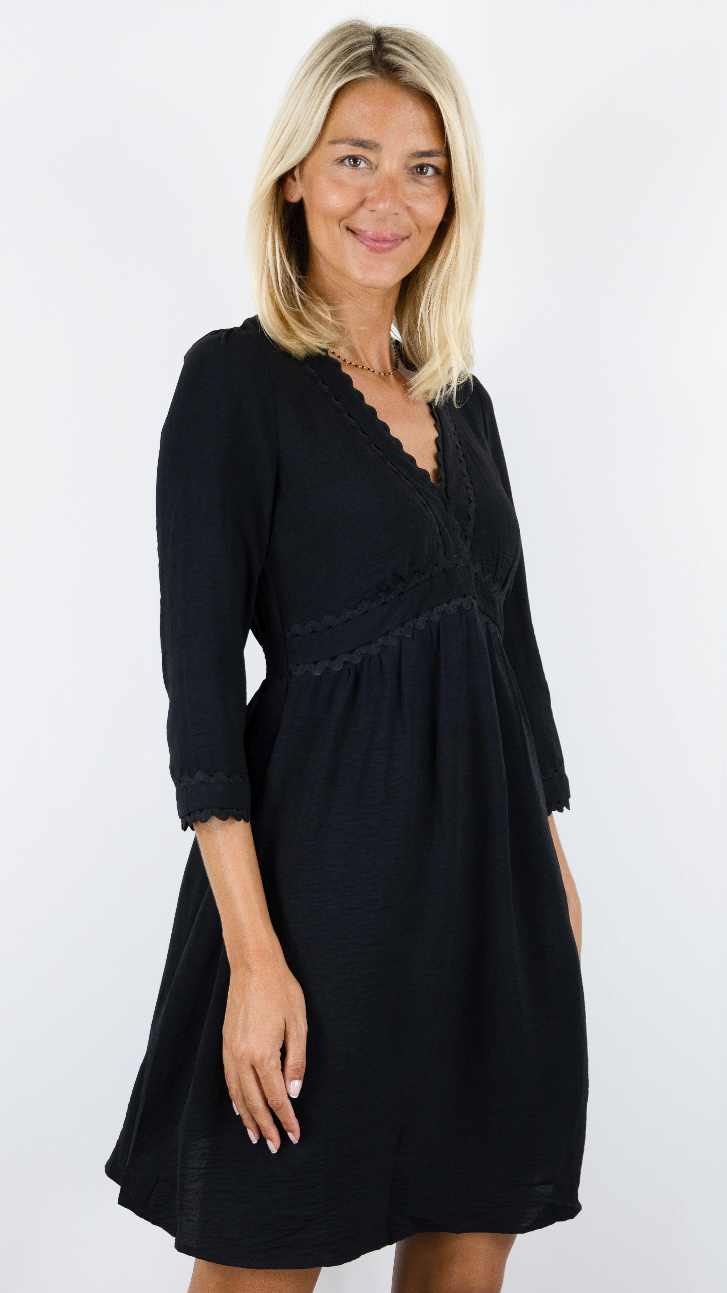 ROBE COURTE COL V ET POIGNETS GARNI POUR FEMME MAJOLICA 29450#COLOR_NOIR