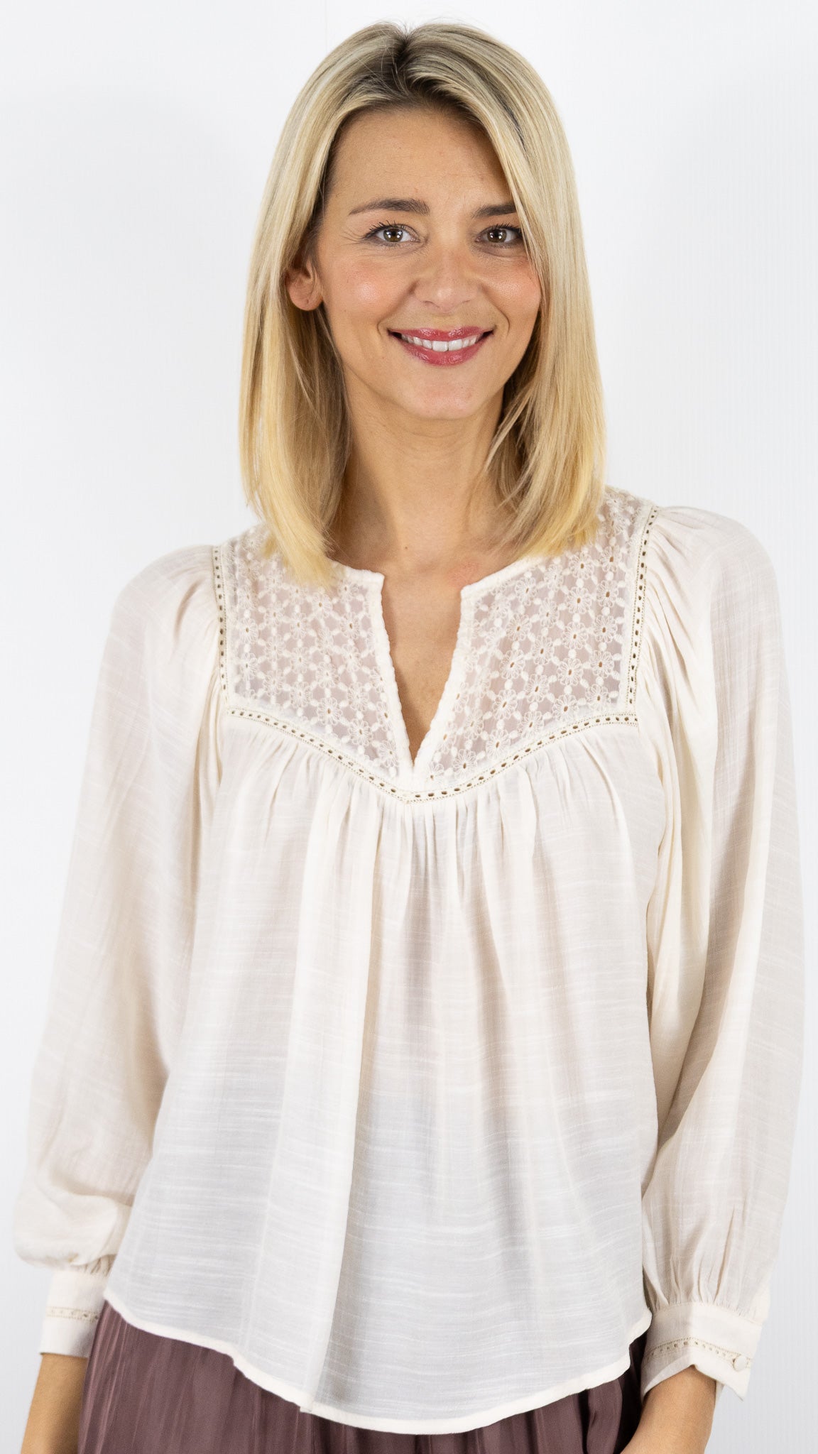 BLOUSE BRODEE A L'ENCOLURE, PLUS LONG AU DOS FLUIDE AVEC UN COL TUNISIEN IVOIRE YCOO 30375