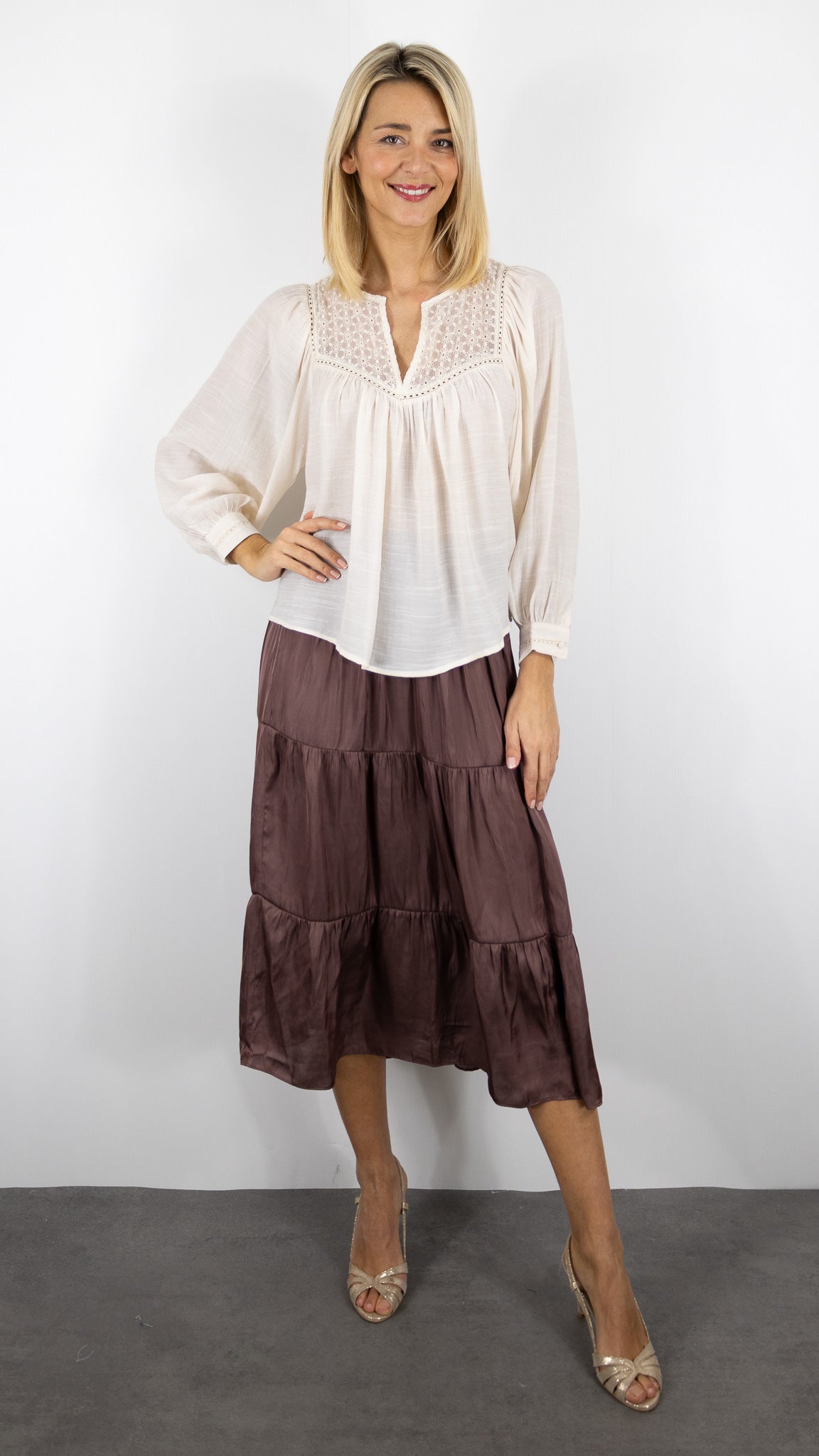 BLOUSE BRODEE A L'ENCOLURE, PLUS LONG AU DOS FLUIDE AVEC UN COL TUNISIEN IVOIRE YCOO 30375