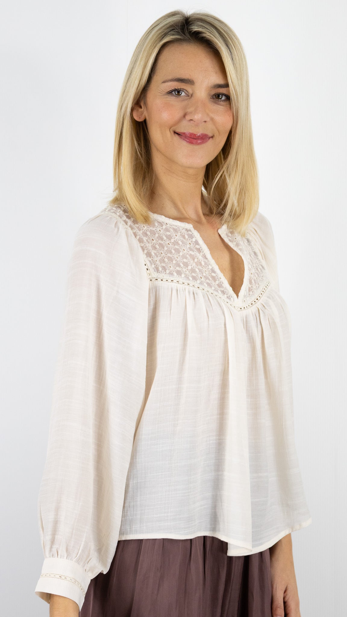 BLOUSE BRODEE A L'ENCOLURE, PLUS LONG AU DOS FLUIDE AVEC UN COL TUNISIEN IVOIRE YCOO 30375