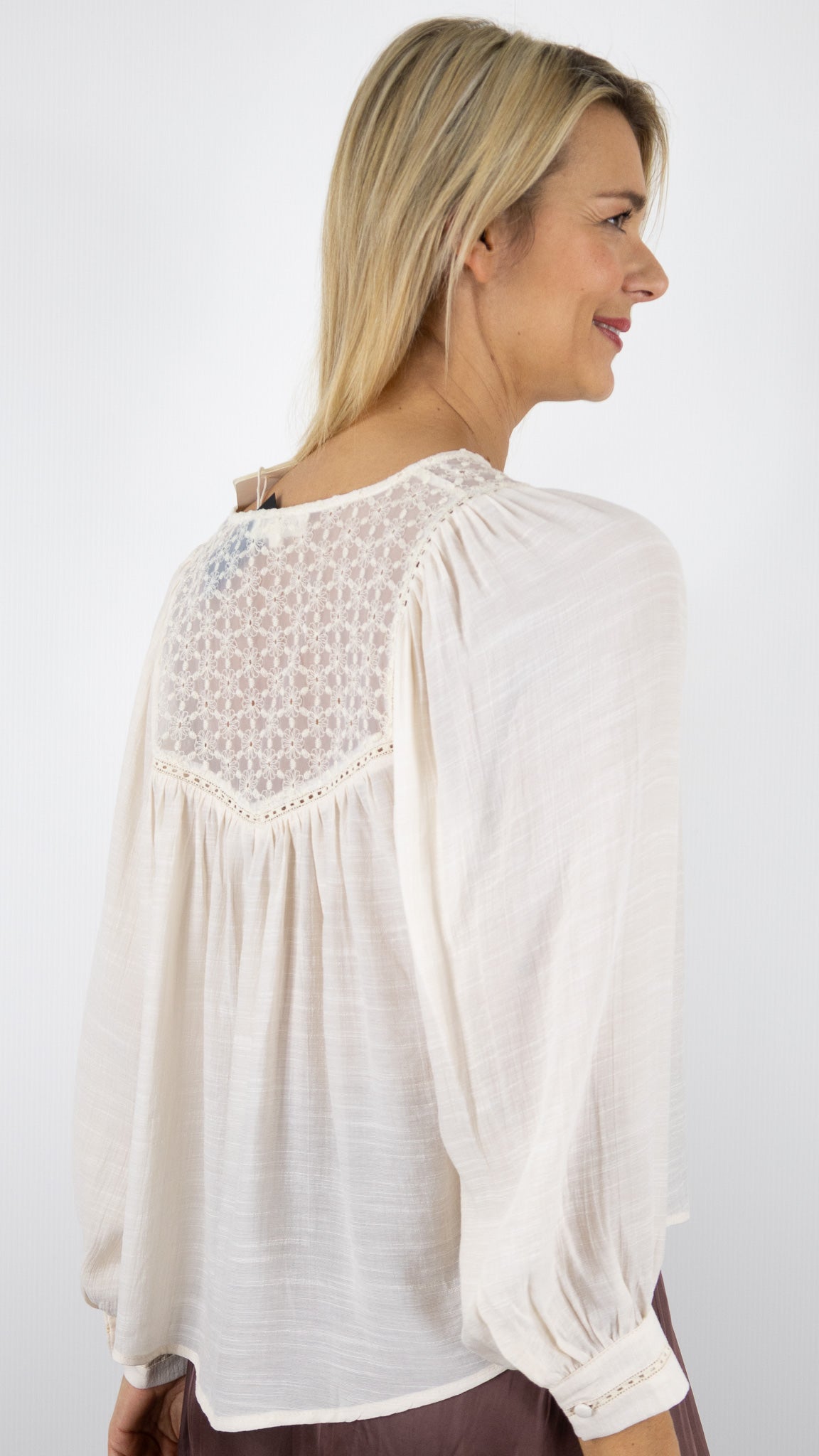 BLOUSE BRODEE A L'ENCOLURE, PLUS LONG AU DOS FLUIDE AVEC UN COL TUNISIEN IVOIRE YCOO 30375