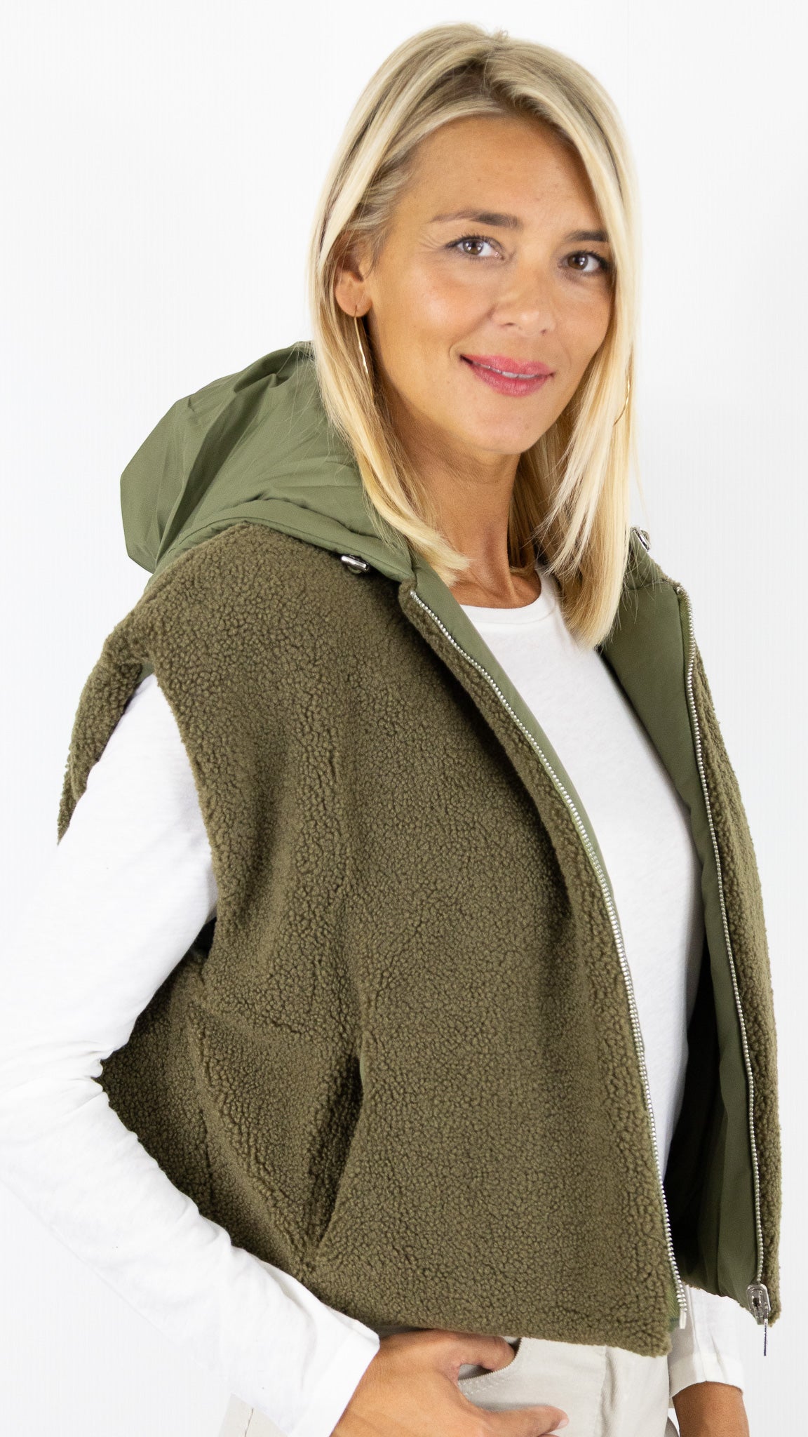 GILET COURT SANS MANCHES A CAPUCHE REVERSIBLE VIMODA 40915#COLOR_KAKI