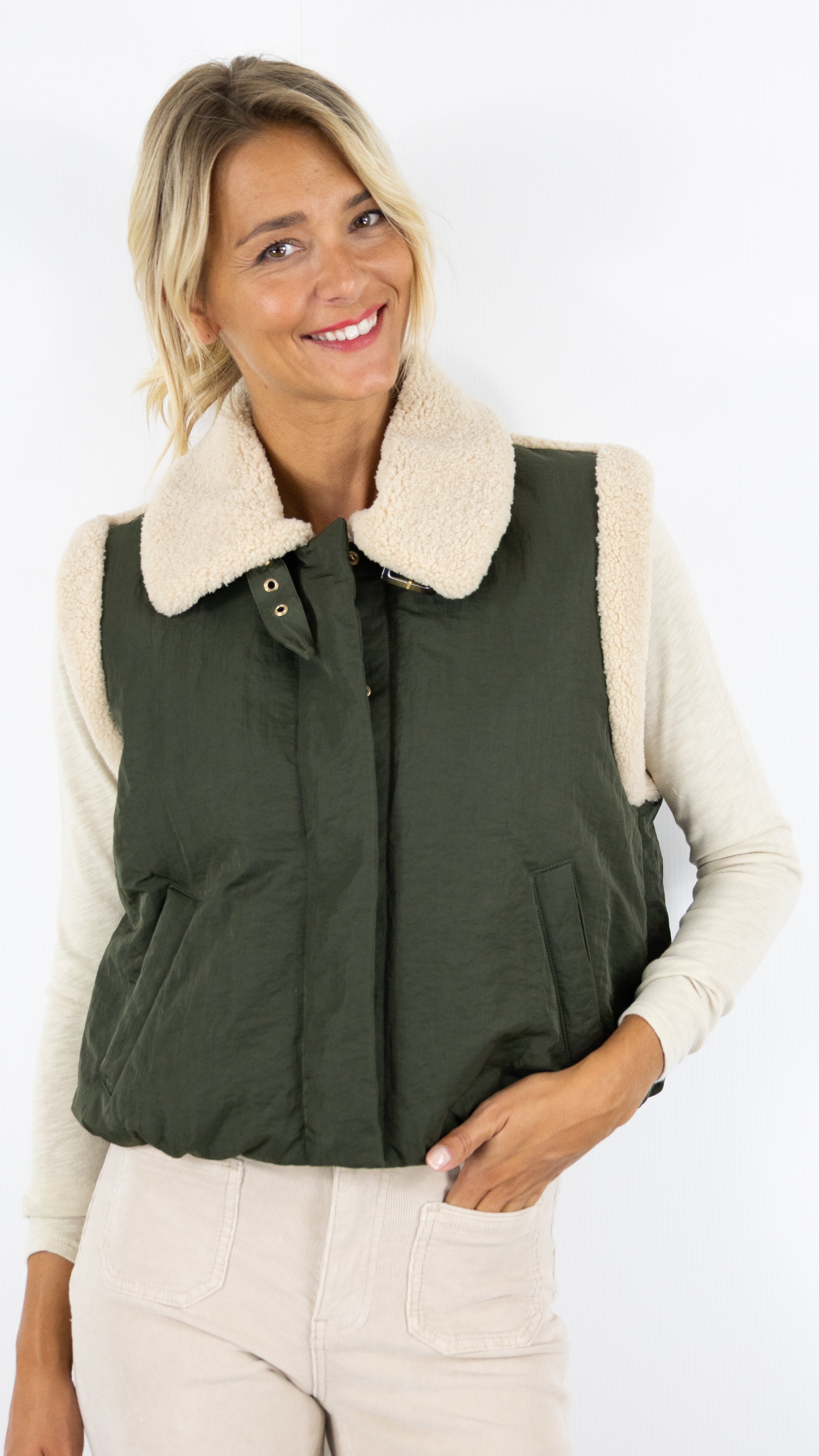 BOMBERS COURT SANS MANCHES KAKI AVEC FAUSSE FOURRURE ECOLOGIQUE CAROLINE BISS 4448