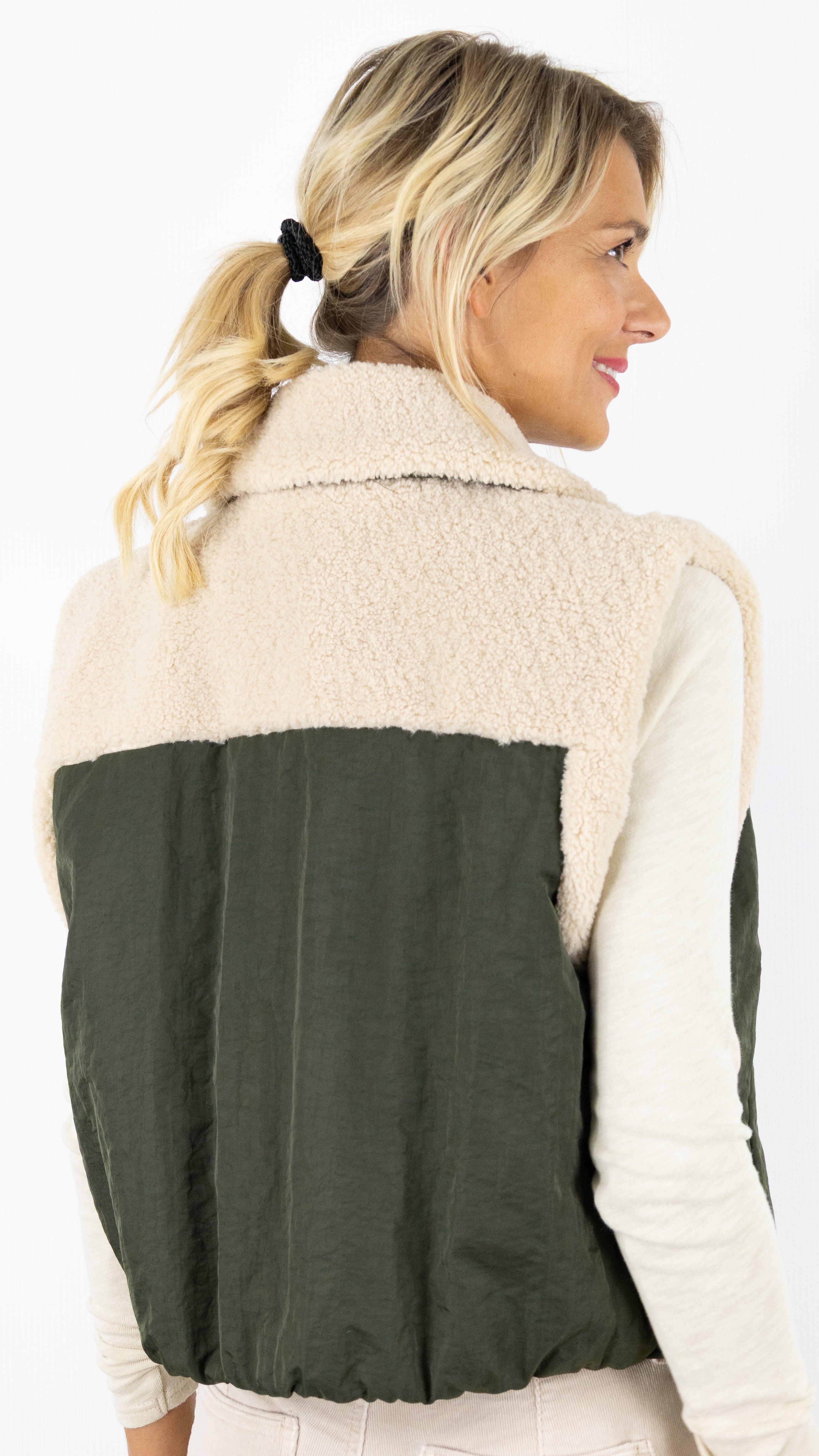 BOMBERS COURT SANS MANCHES KAKI AVEC FAUSSE FOURRURE ECOLOGIQUE CAROLINE BISS 4448