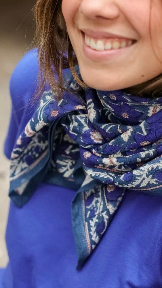 ECHARPE IMPRIMEE EN COTON UMA #color_bleu cobalt