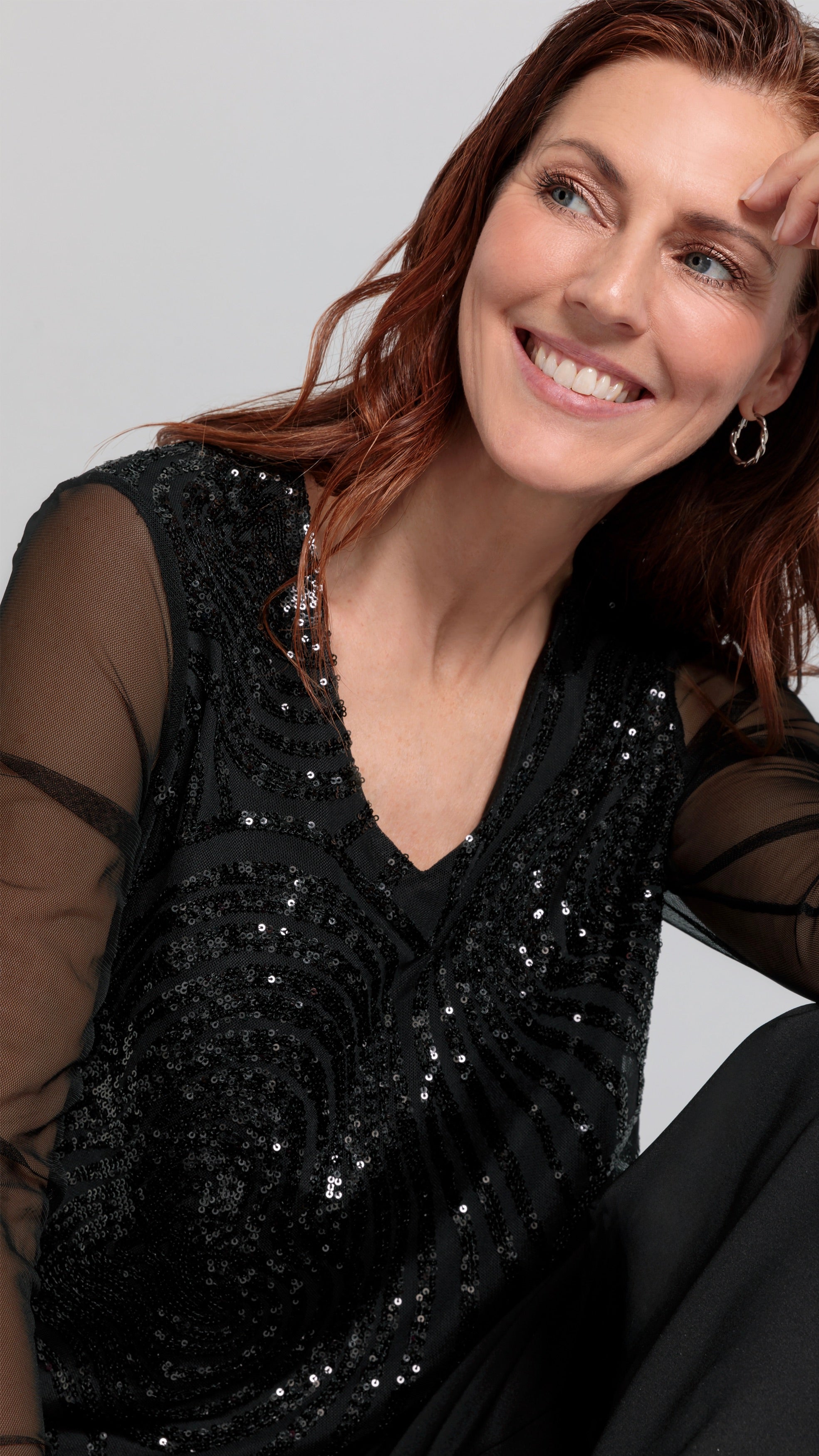 TOP COL V PAILLETTES NOIR BIANCA 66073