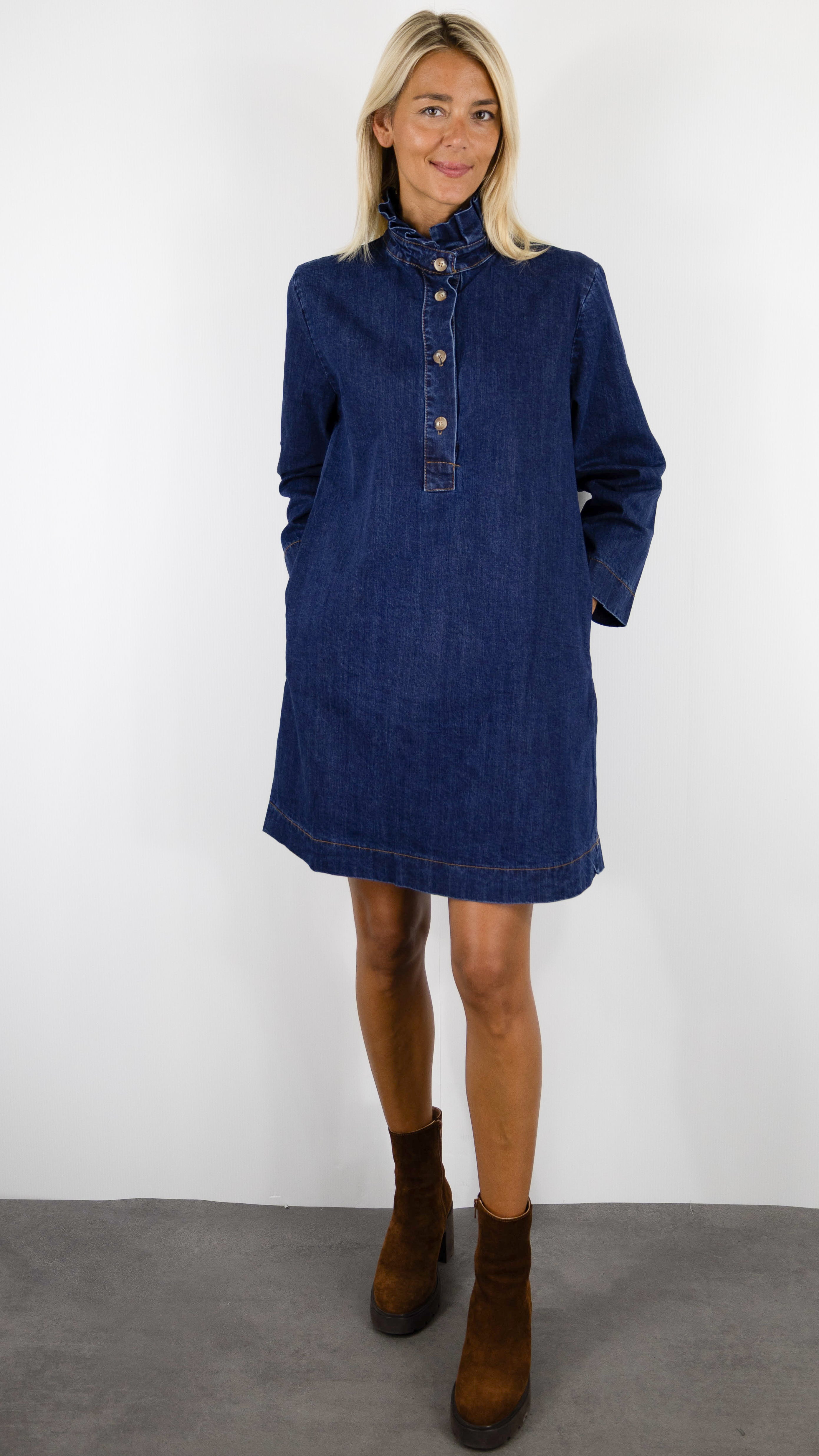 ROBE EN JEANS AVEC COL MONTANT VOLANTE POUR FEMME LUKAP 80697