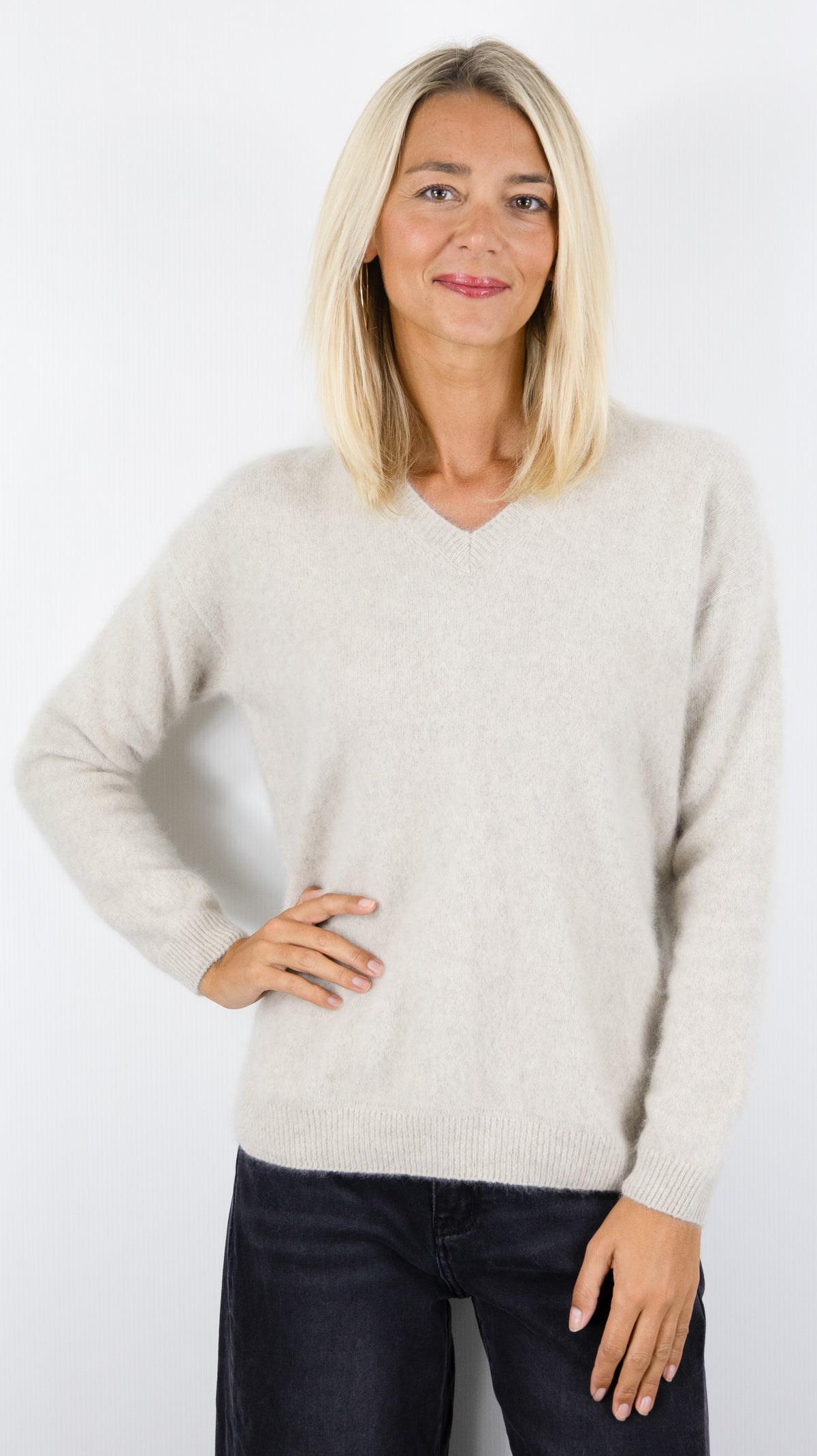 PULL COL V EN RACCOON ET ANGORA POUR FEMME ESTHEME WES2481HR-1#COLOR_1196/CAILLOUX GREIGE