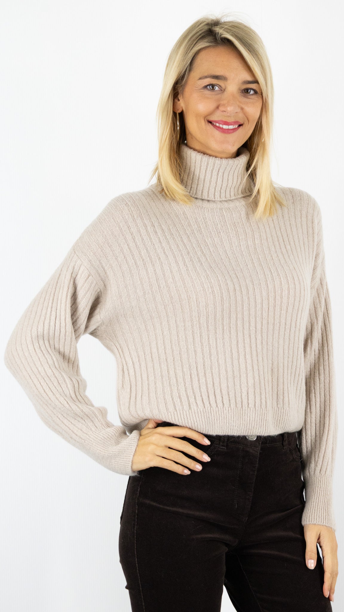 PULL A COL ROULE EN MAILLE COTELEE POUR FEMME LAINE ET ALPAGA STUDIO PARISIEN 9471#COLOR_BEIGE