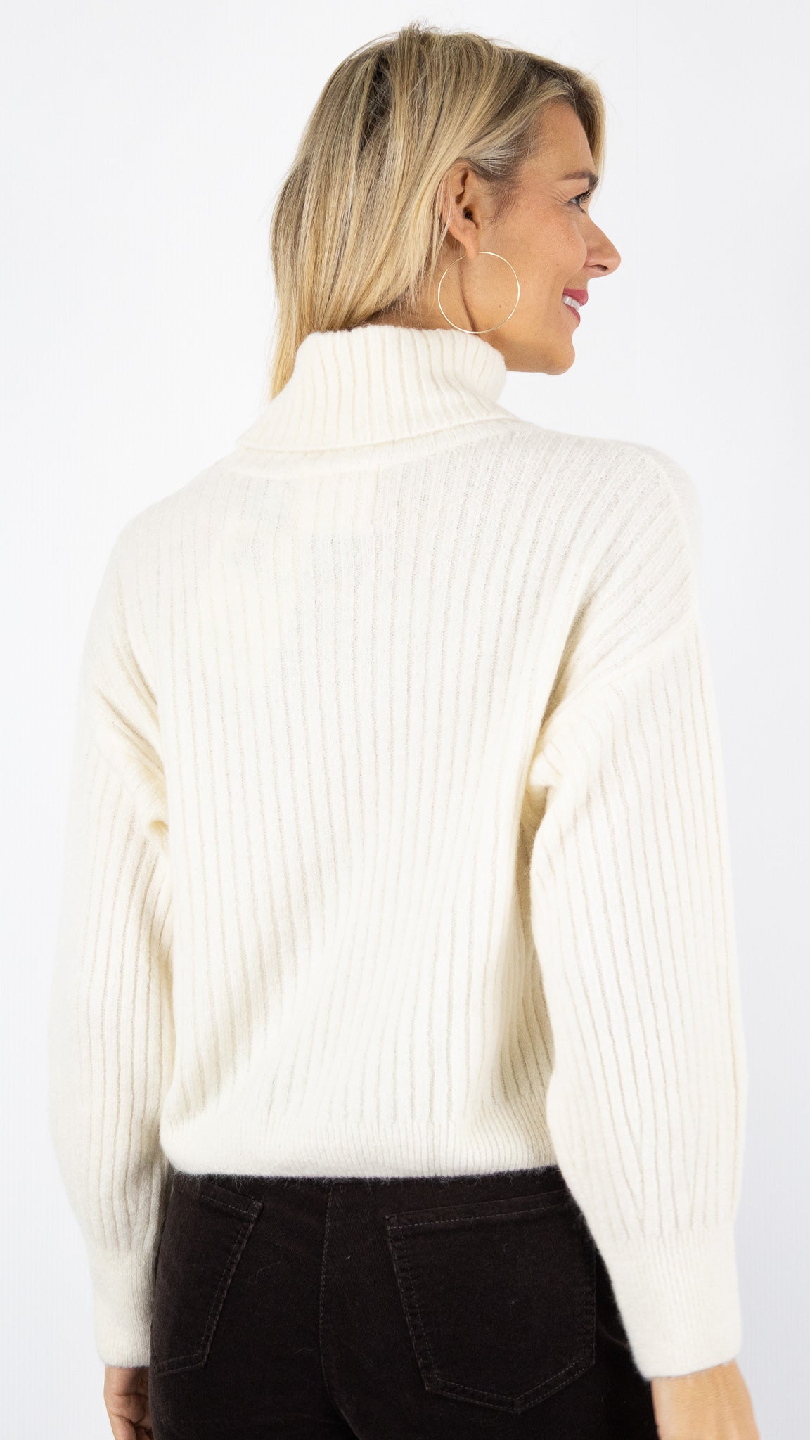 PULL A COL ROULE EN MAILLE COTELEE POUR FEMME LAINE ET ALPAGA STUDIO PARISIEN 9471#COLOR_ECRU