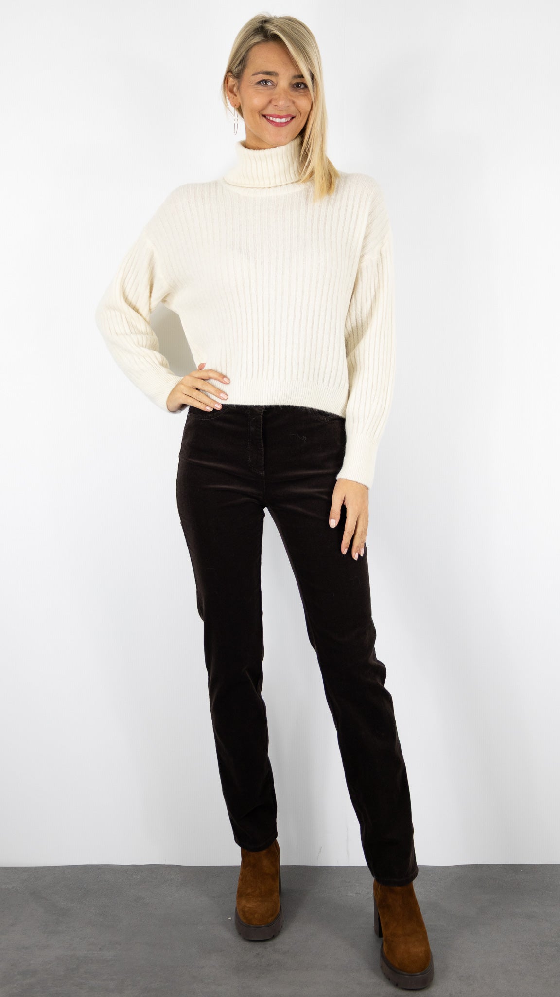 PULL A COL ROULE EN MAILLE COTELEE POUR FEMME LAINE ET ALPAGA STUDIO PARISIEN 9471#COLOR_ECRU