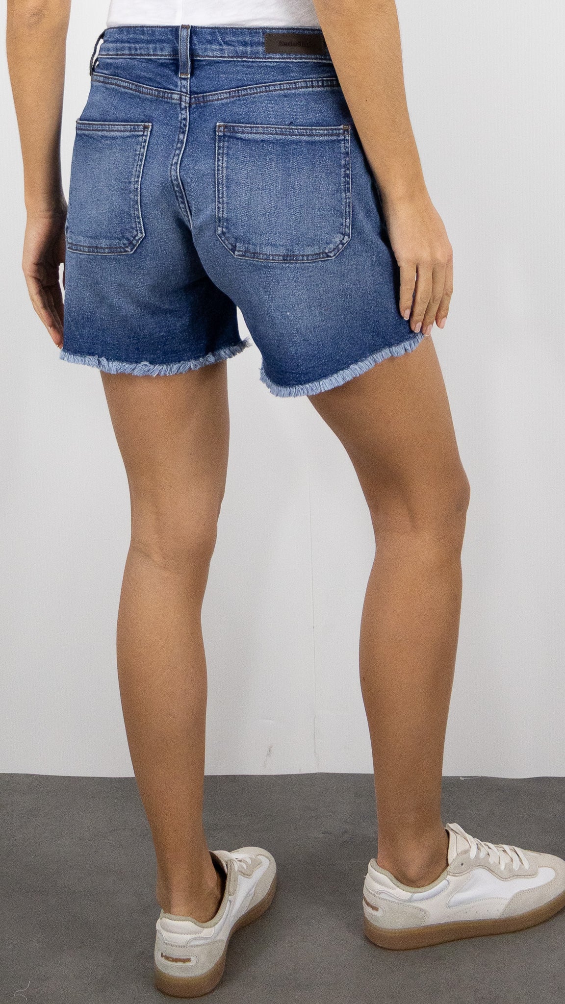SHORT EN JEANS 2 POCHES CARGO BAS FRANGE DENIM STUDIO ALMA RECYCLED DENIM#COLOR_AUTHENTIC USE/DENIM
