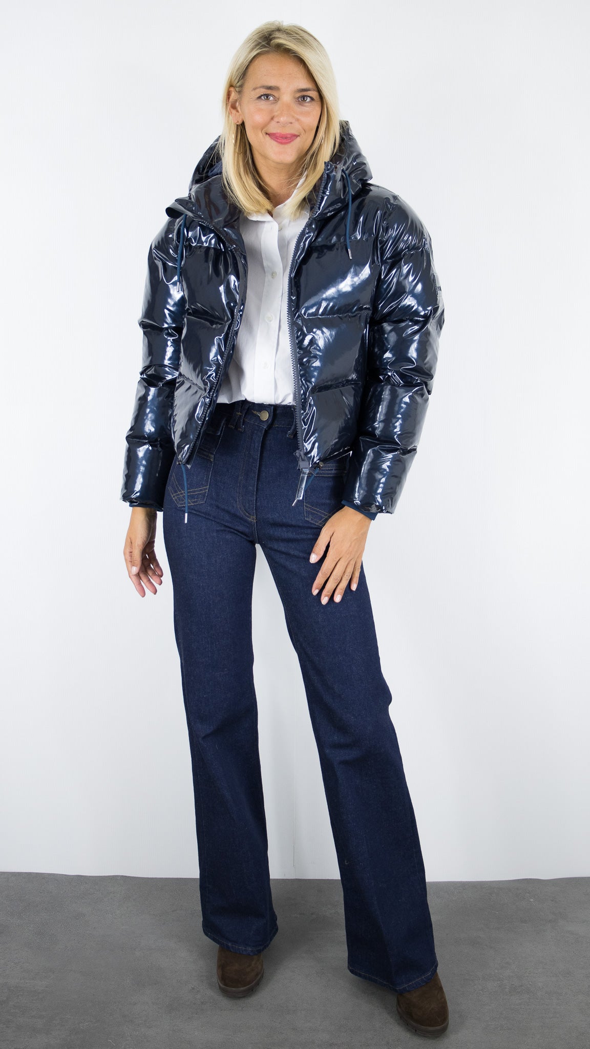 DOUDOUNE A CAPUCHE COURTE BRILLANTE BLEU MARINE POUR FEMME RAINS ALTA SHORT PUFFER