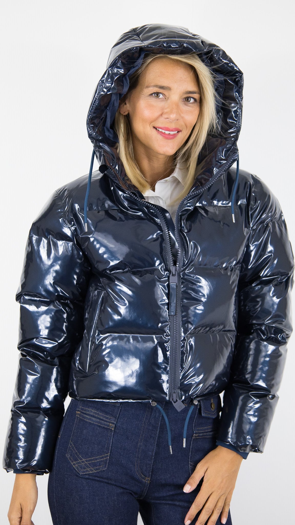 DOUDOUNE A CAPUCHE COURTE BRILLANTE BLEU MARINE POUR FEMME RAINS ALTA SHORT PUFFER