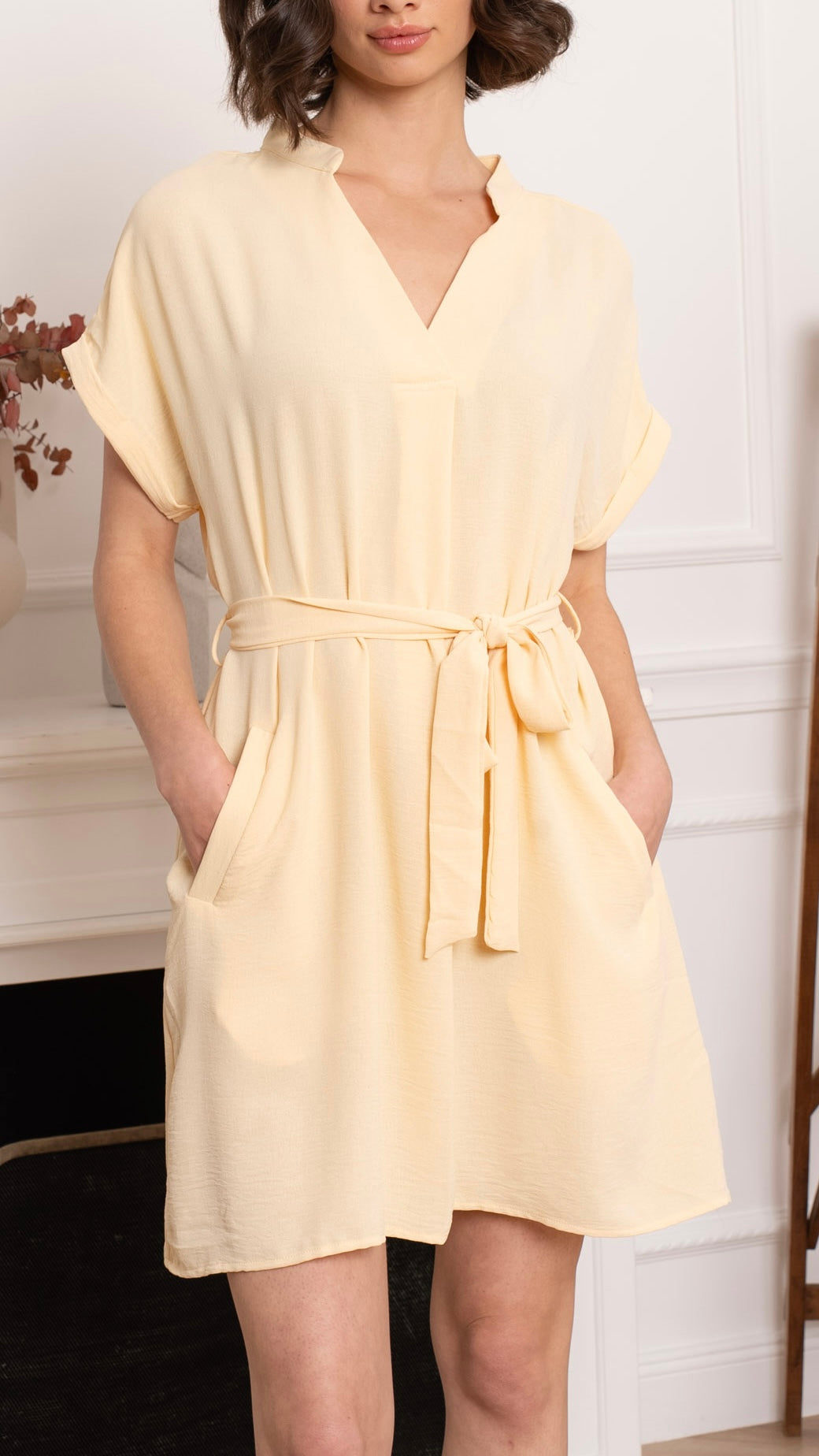 ROBE COURTE FLUIDE CEINTUREE KILKY AP1535#COLOR_JAUNE