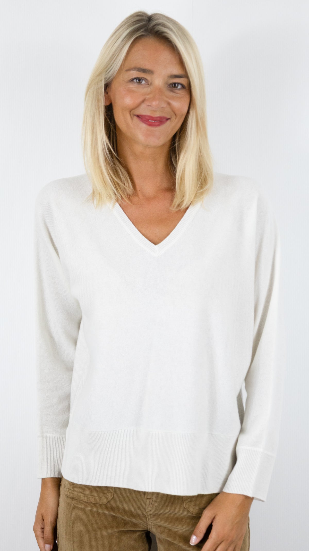 PULL COL V EN LAINE MERINOS POUR FEMME MAUD ET SACHA CK26M03M#COLOR_CW001/FLOCON ECRU
