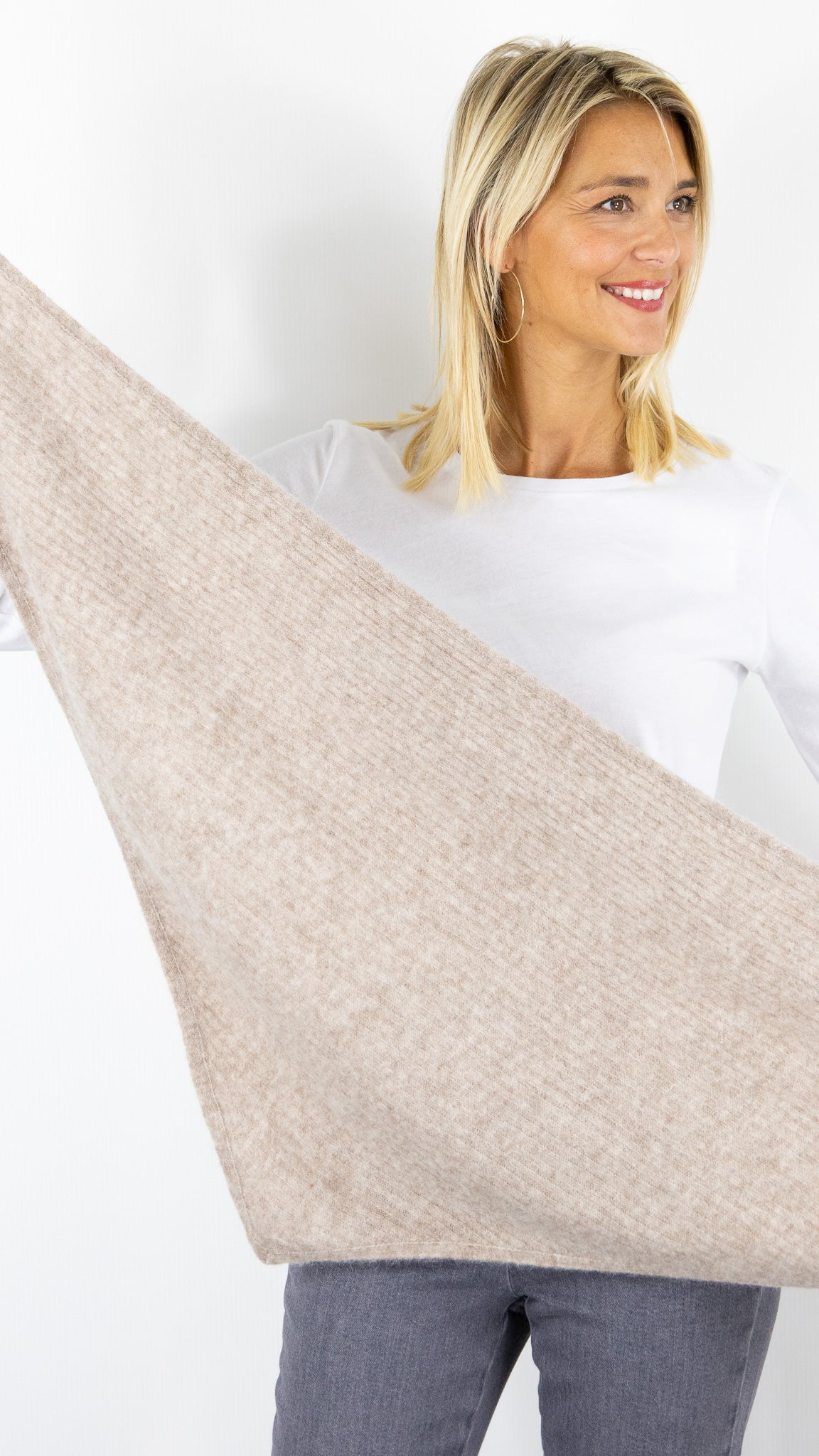 ECHARPE TRIANGLE EN LAINE ET ALPAGA POUR FEMME DES PETITS HAUTS AUBELLE#COLOR_LOUP/BEIGE
