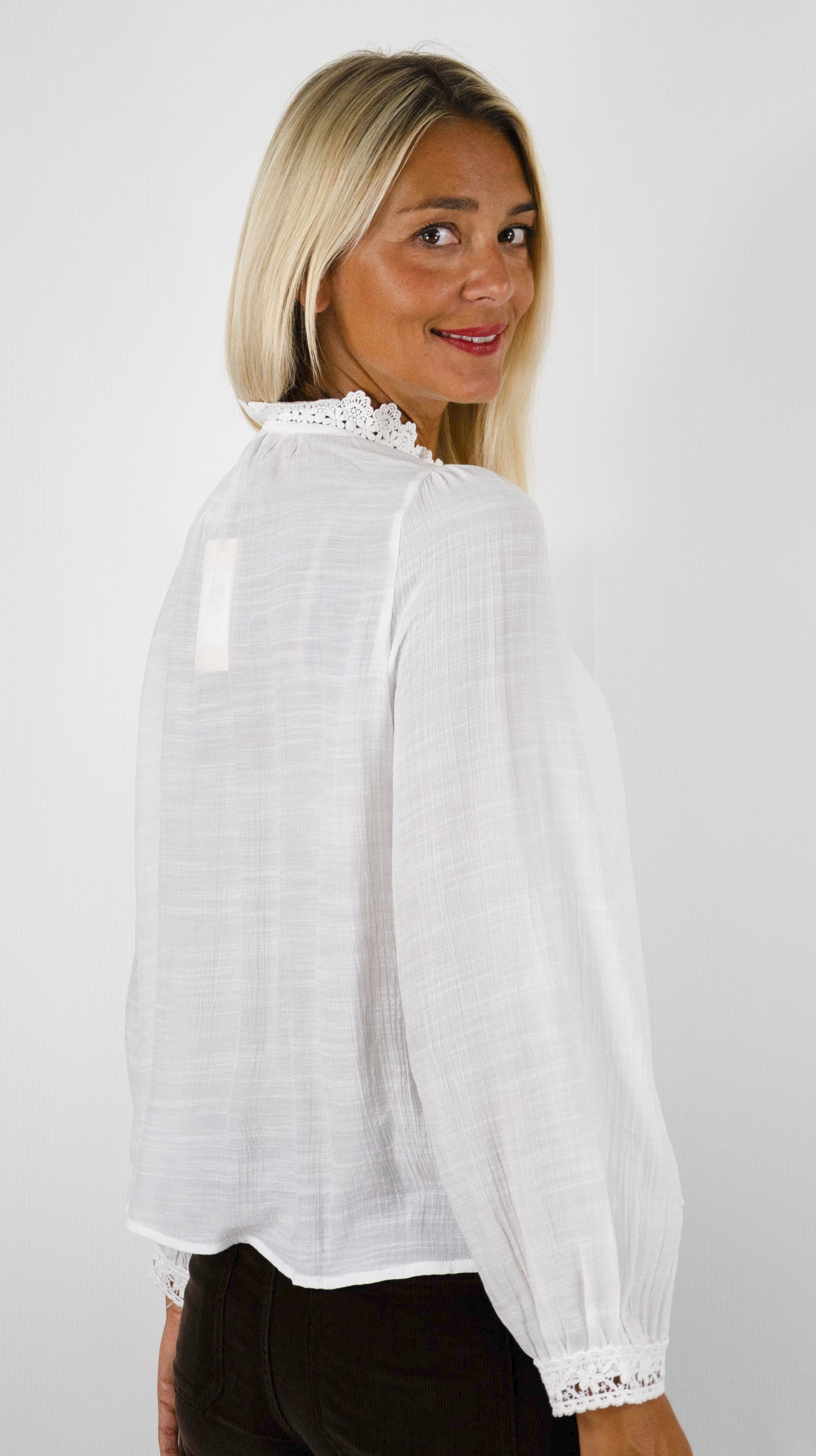 CHEMISE FLUIDE COL VOLANTE POUR FEMME IT HIPPIE M869-329#COLOR_ECRU