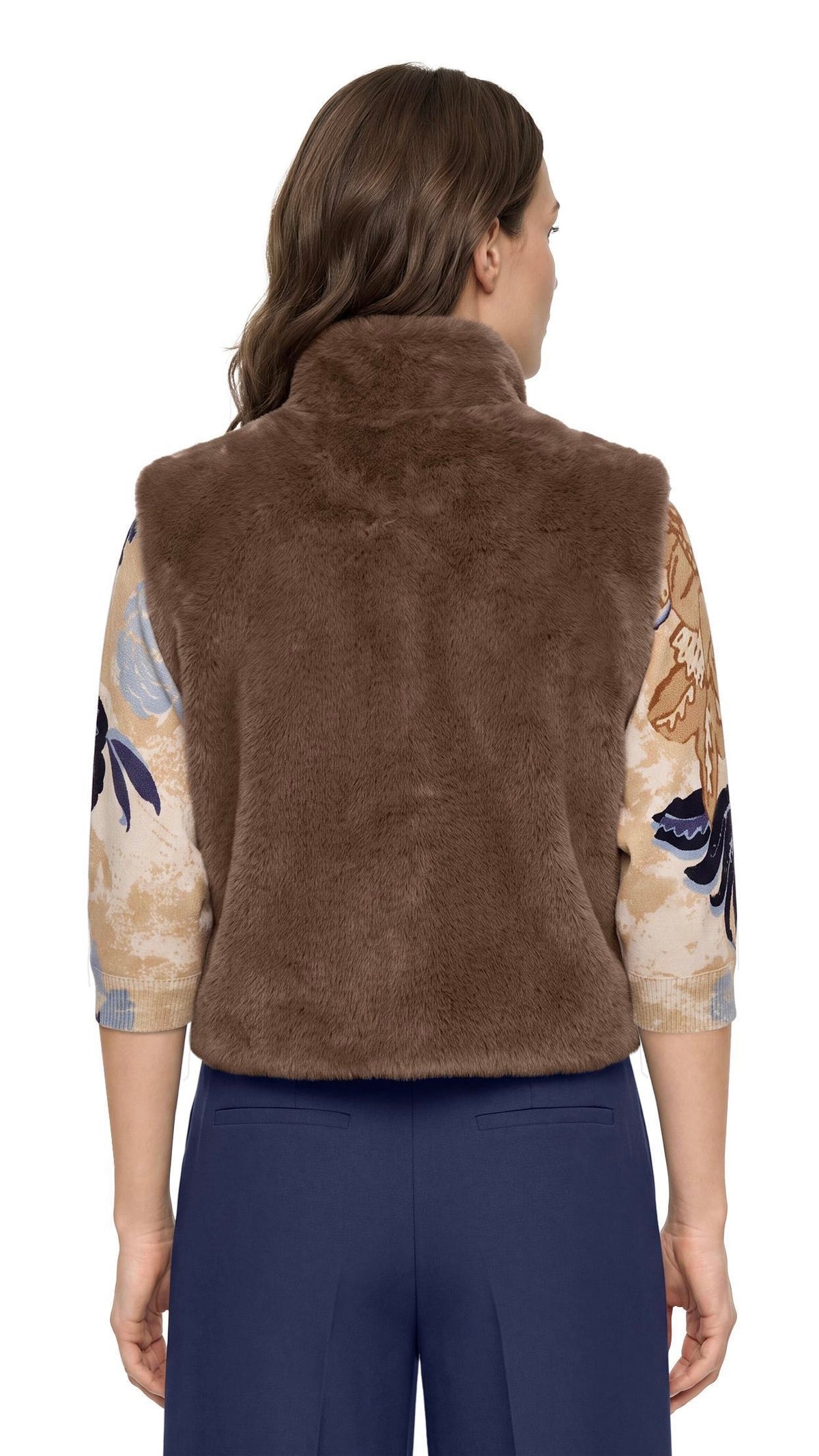 GILET SANS MANCHES EN FAUSSE FOURRURE BETTY BARCLAY 7241/2901#COLOR_7048/DARK COFFEE