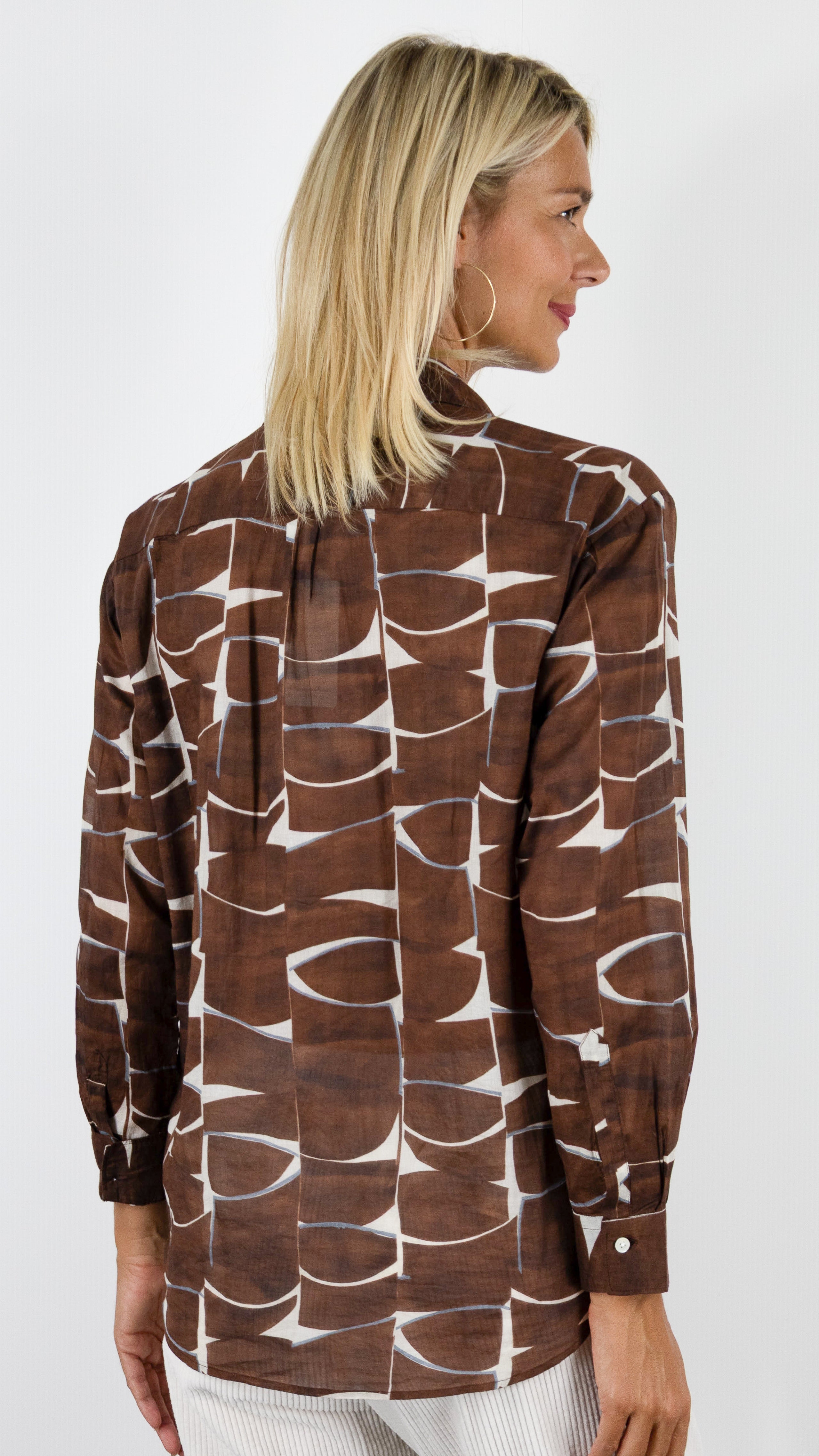 CHEMISE DROITE EN VOILE DE COTON IMPRIMEE POUR FEMME BGCH624 HARTFORD CINEMA#COLOR_01/BROWN CHOCO