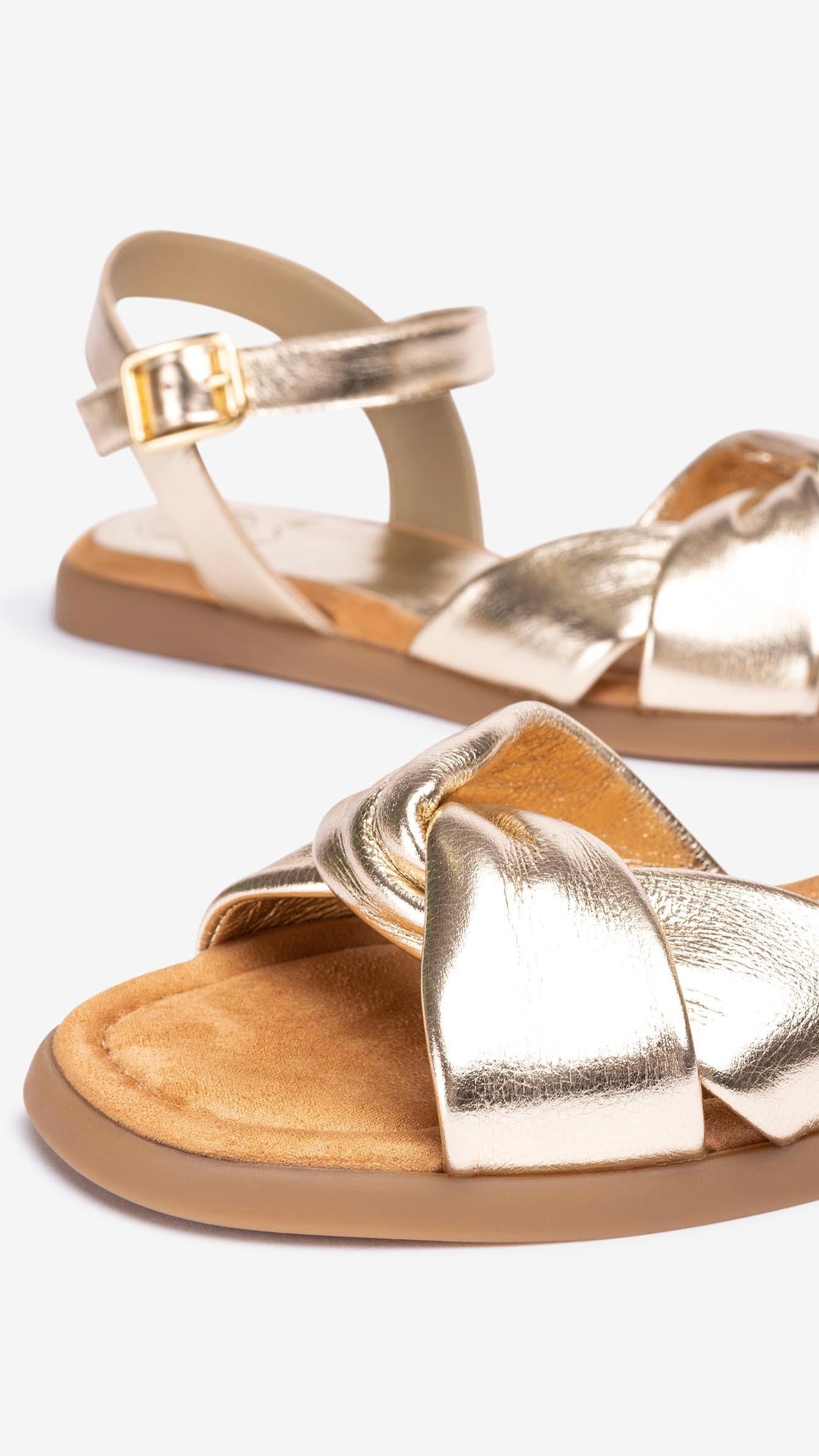 SANDALES PLATES CROISEES DOREES OR UNISA CAMBEL_MEC