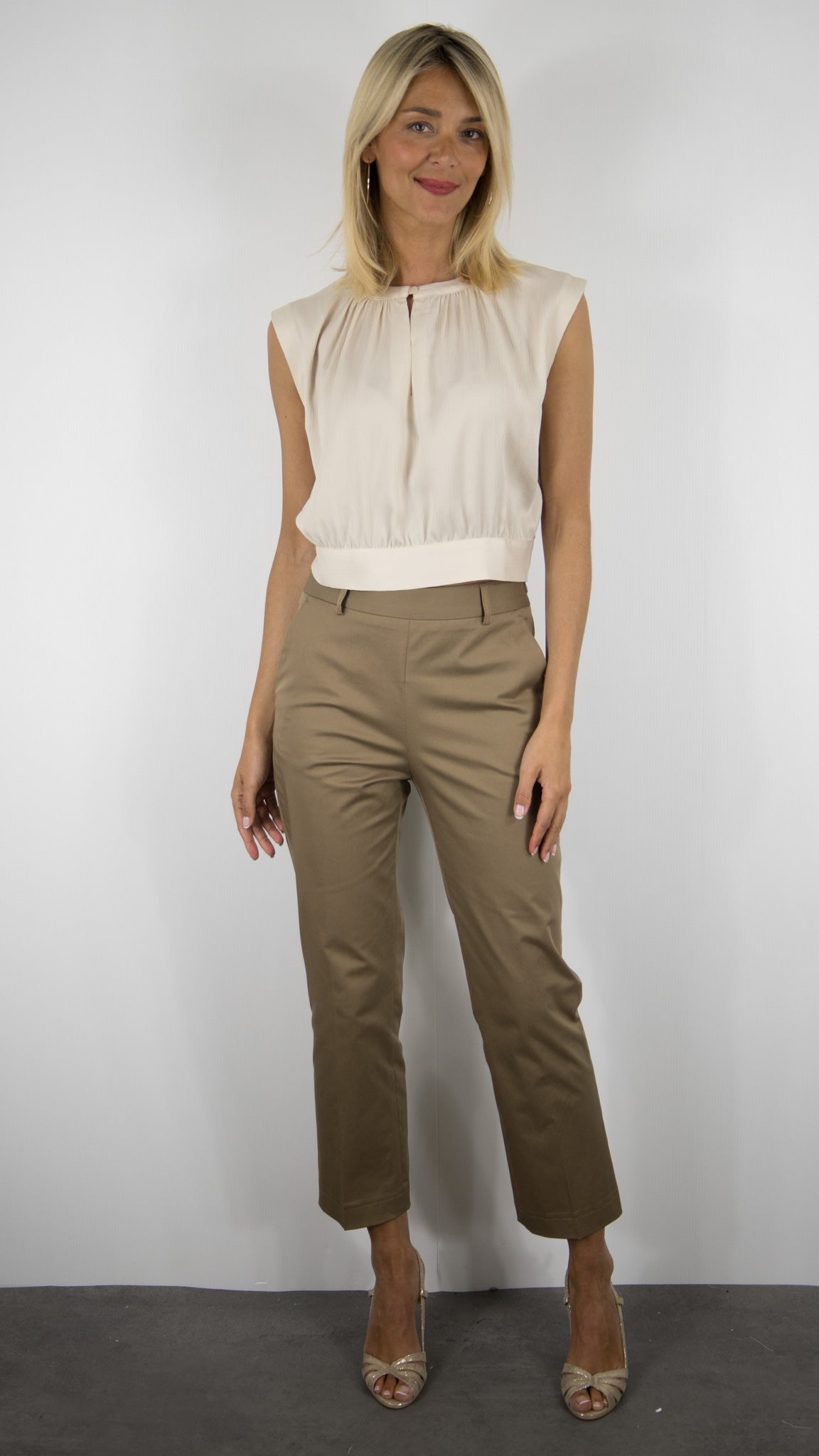 TOP SATINE SANS MANCHES A NOUER CHOKLATE CK08161#COLOR_BEIGE