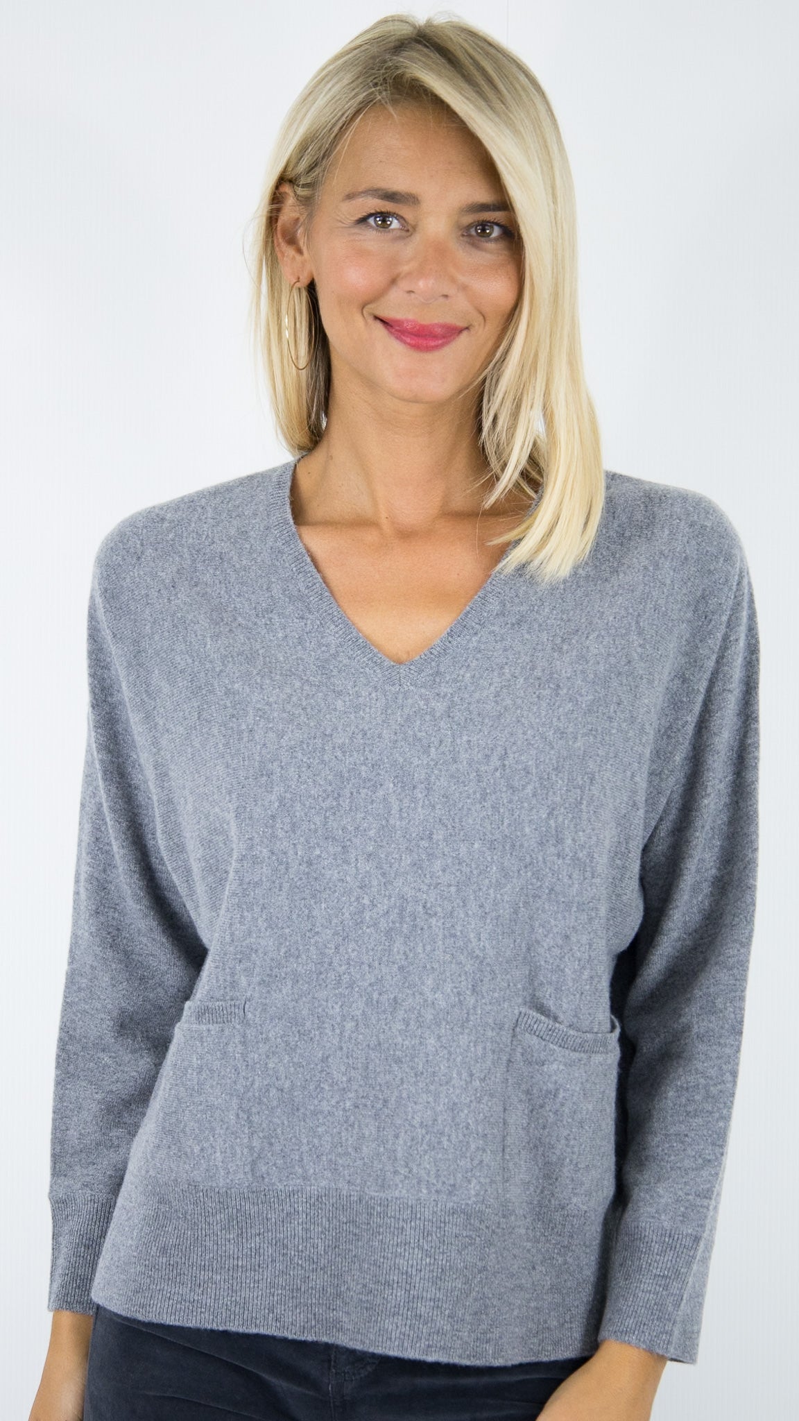 PULL V DROIT AVEC 2 POCHES EN CACHEMIRE POUR FEMME #COLOR_W0017/MIDDLE GREY