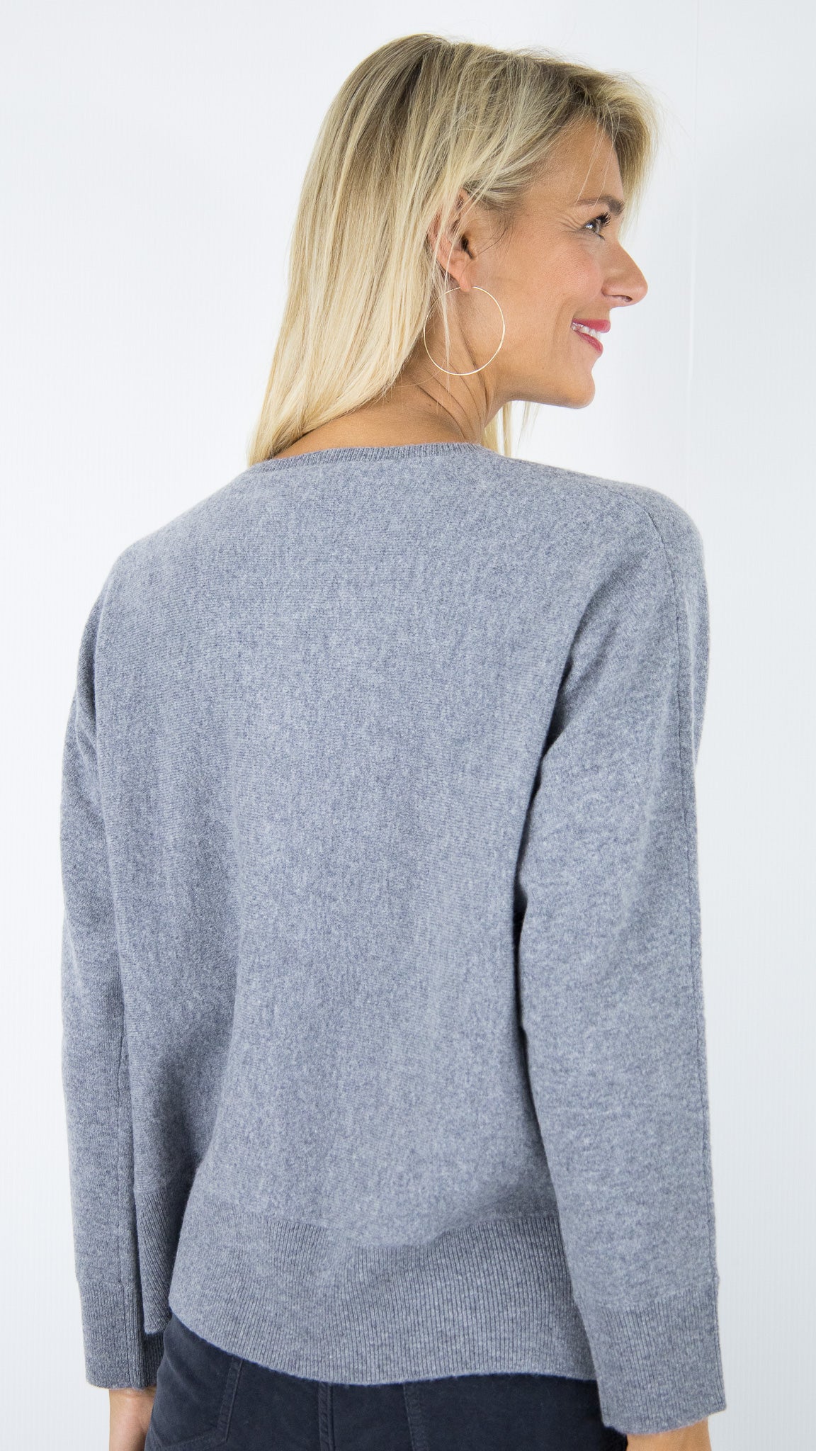 PULL V DROIT AVEC 2 POCHES EN CACHEMIRE POUR FEMME #COLOR_W0017/MIDDLE GREY