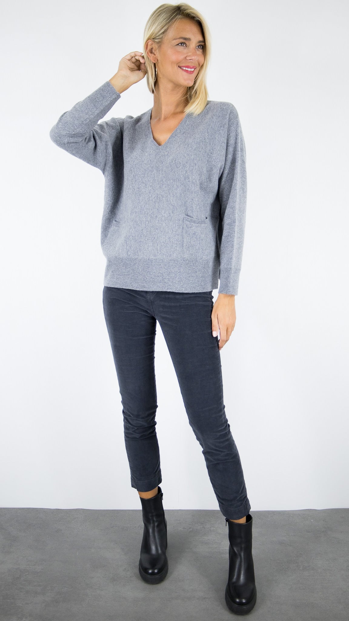 PULL V DROIT AVEC 2 POCHES EN CACHEMIRE POUR FEMME #COLOR_W0017/MIDDLE GREY