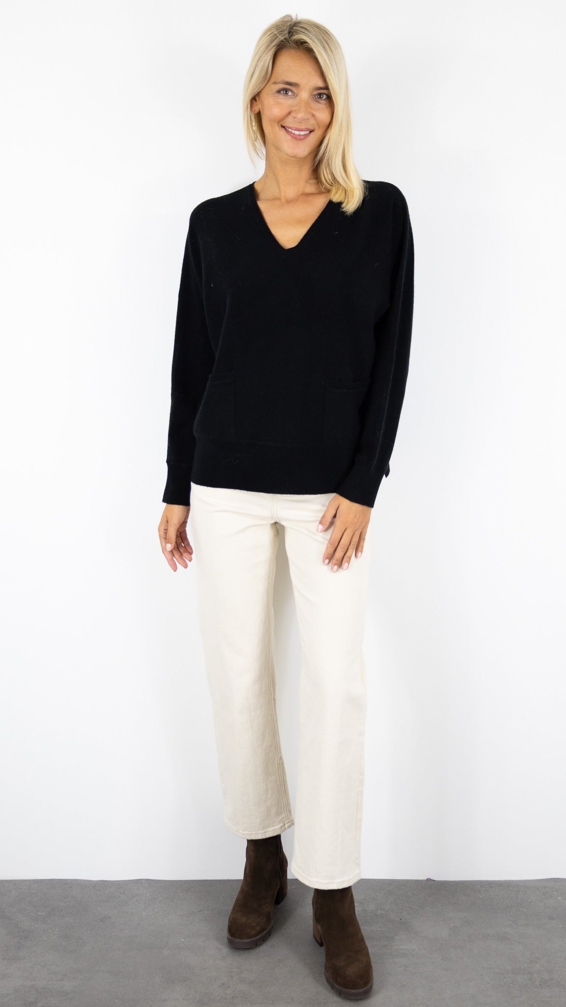 PULL V DROIT AVEC 2 POCHES EN CACHEMIRE POUR FEMME #COLOR_21060/BLACK