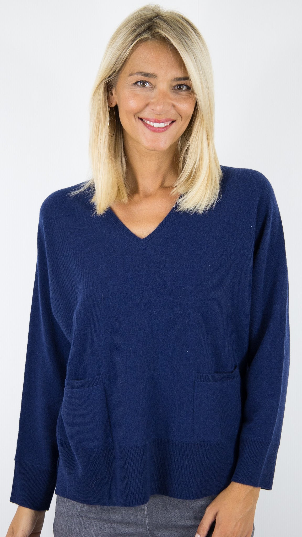 PULL V DROIT AVEC 2 POCHES EN CACHEMIRE POUR FEMME #COLOR_21045/NUIT MARINE