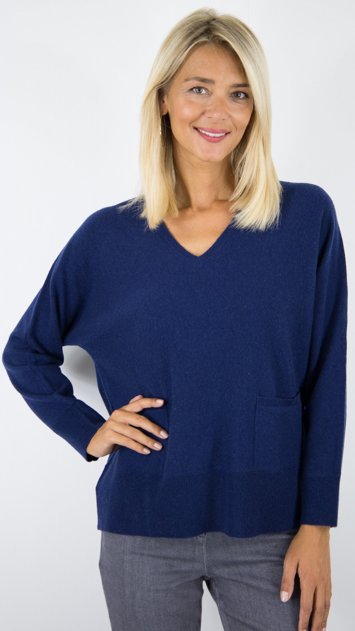 PULL V DROIT AVEC 2 POCHES EN CACHEMIRE POUR FEMME #COLOR_21045/NUIT MARINE