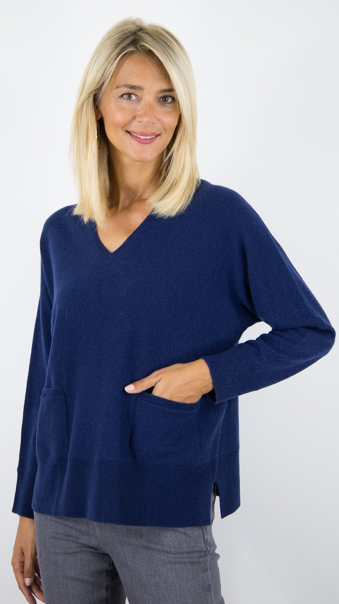 PULL V DROIT AVEC 2 POCHES EN CACHEMIRE POUR FEMME #COLOR_21045/NUIT MARINE