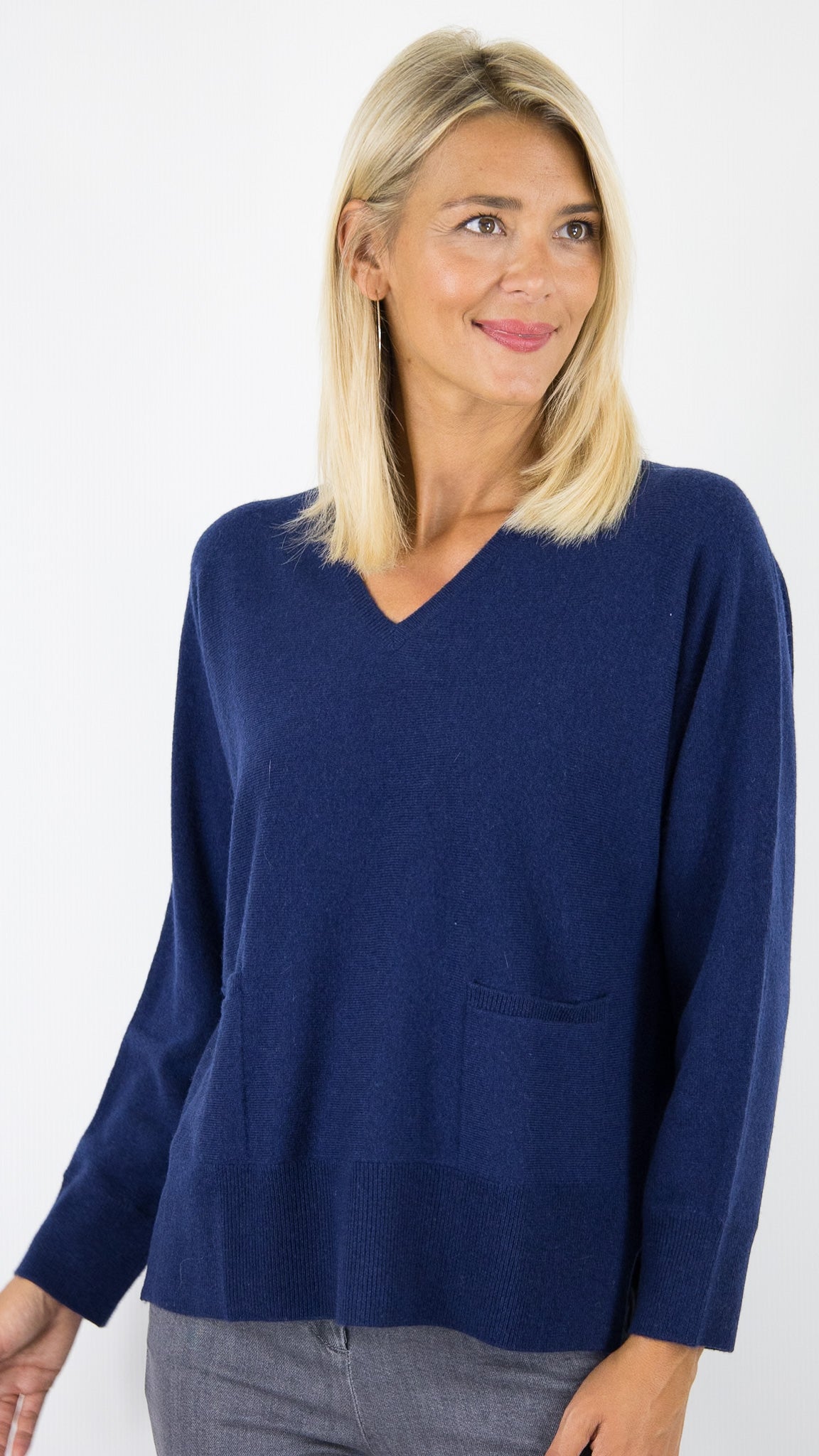 PULL V DROIT AVEC 2 POCHES EN CACHEMIRE POUR FEMME #COLOR_21045/NUIT MARINE