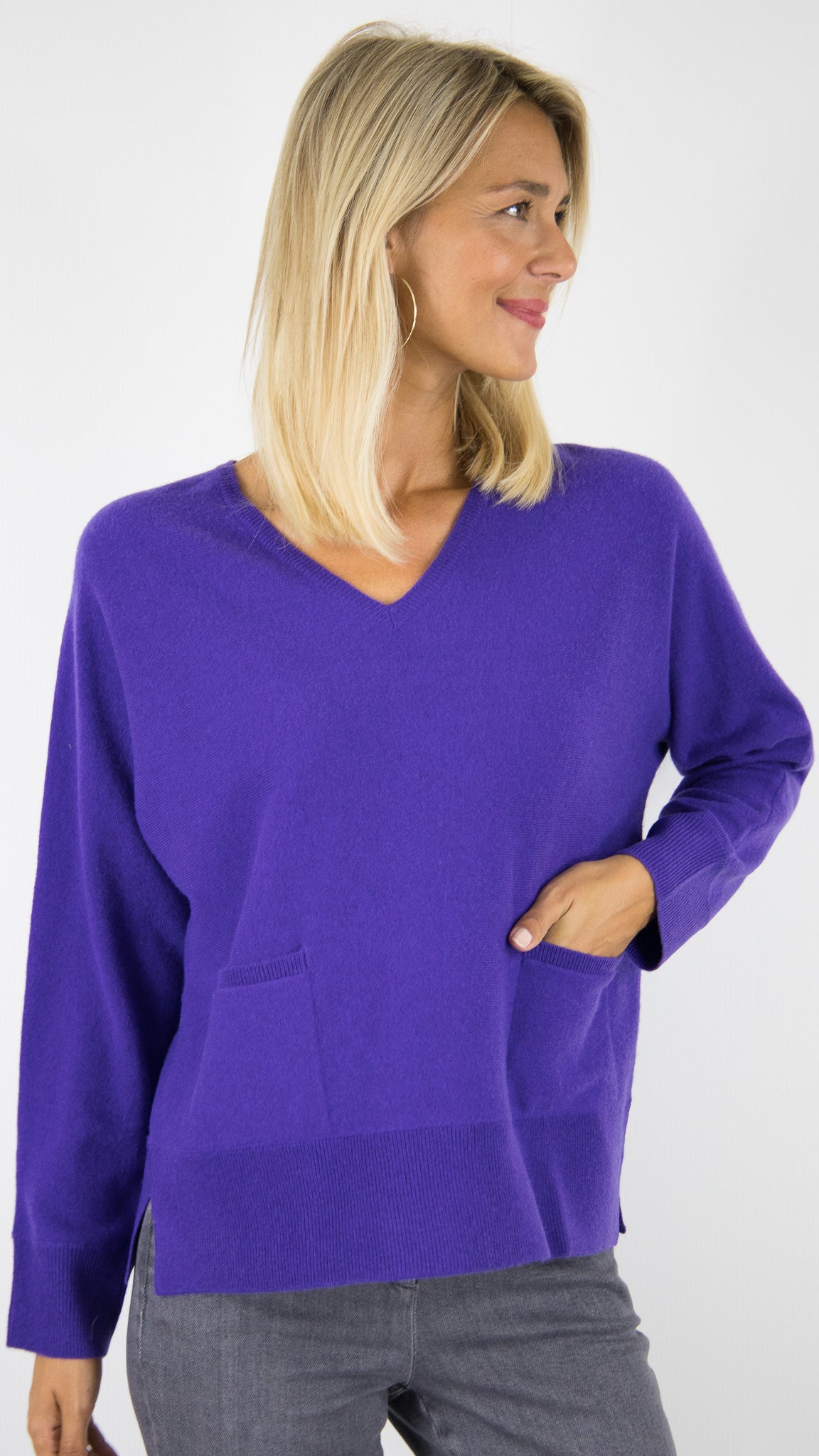 PULL V DROIT AVEC 2 POCHES EN CACHEMIRE POUR FEMME #COLOR_24121/PURPLE VIOLET
