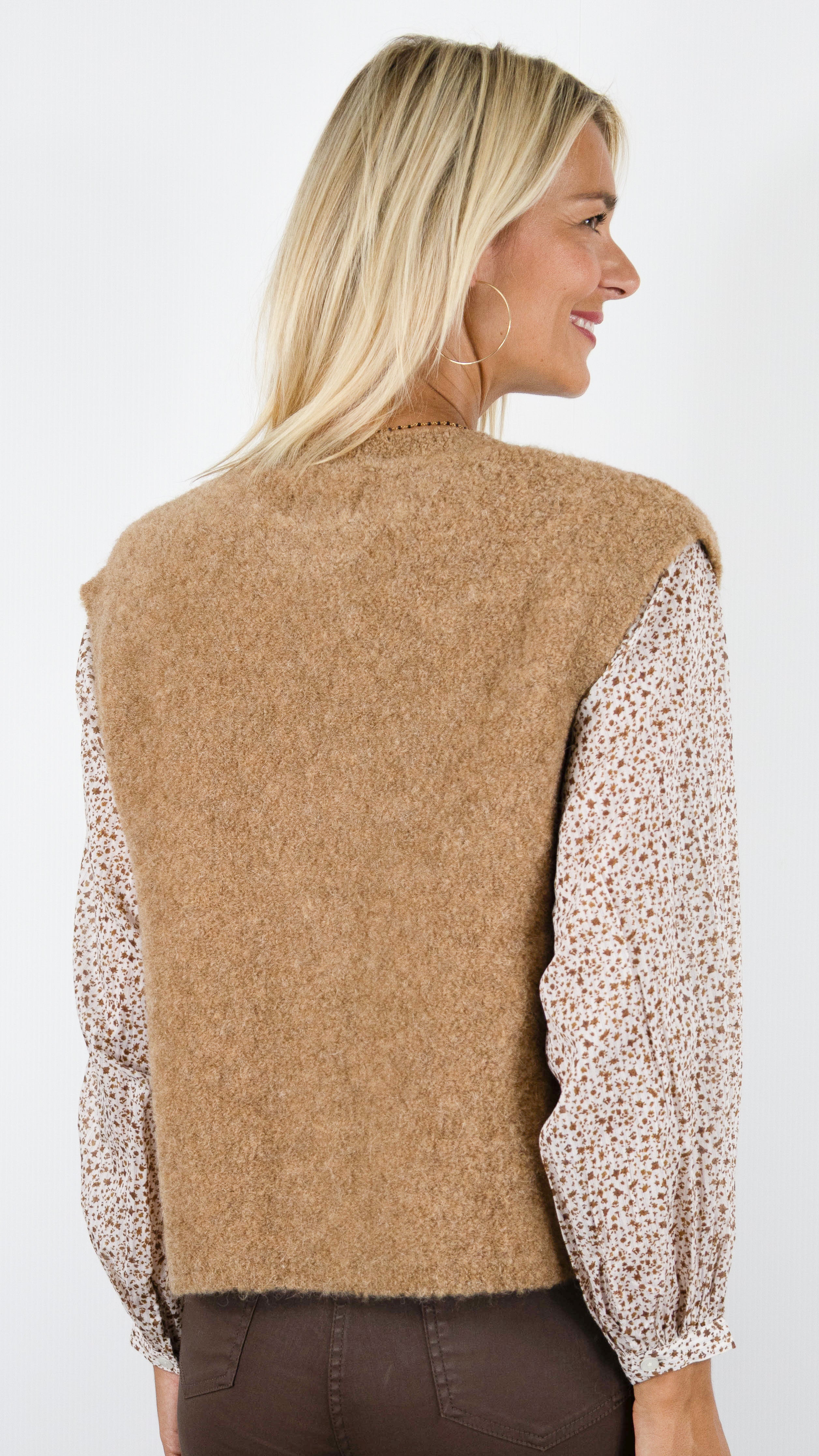 GILET SANS MANCHES MAILLE MOUSSEUSE POUR FEMME DES PETITS HAUTS ACHILLE#COLOR_CHAMOIS CAMEL