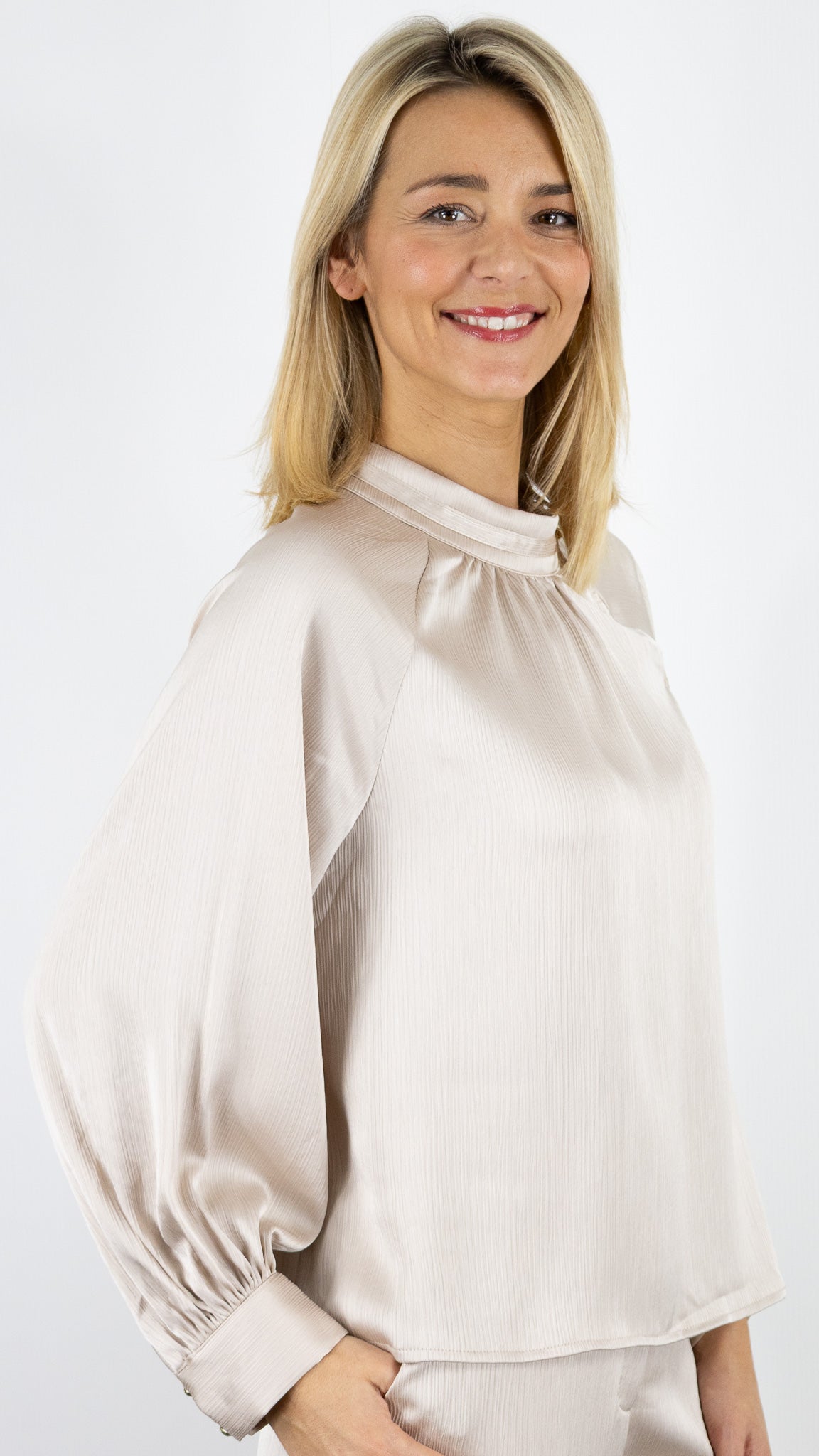 BLOUSE HABILLEE FLUIDE SATINEE GREIGE POUR FEMME LULUMARY H702#color_BEIGE