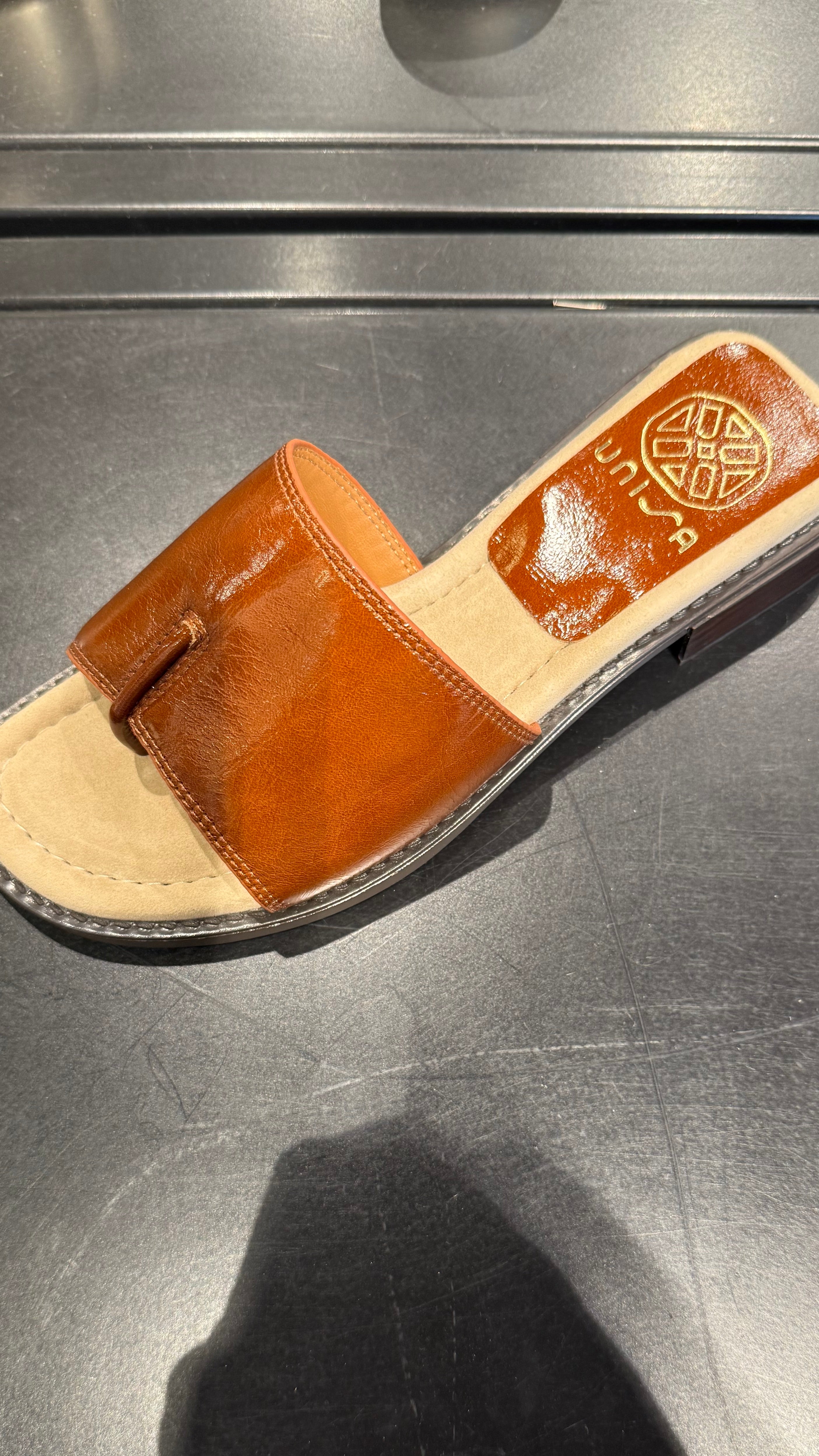 MULES VERNIES EN CUIR POUR FEMME UNISA HANDY 26#COLOR_BOMBON/CAMEL